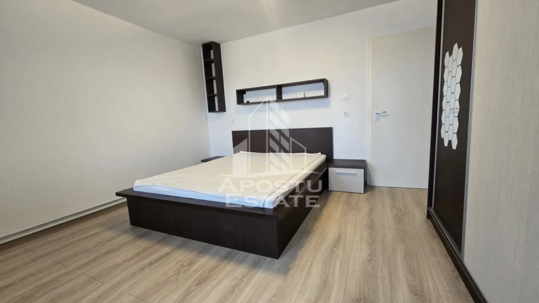 Apartament 2 camere de vanzare, zona Lipovei, Timisoara - APOSTU ESTATE va ofera spre vanzare un apartament spatios si elegant, cu 2 camere, situat in zona Lipovei din Timisoara, una dintre cele mai apreciate zone rezidentiale ale orasului, cunoscuta pentru liniste, accesibilitate si proximitatea fata de principalele puncte de interes.

Proprietatea este situata la etajul 3 al unui imobil cu 4 etaje si dispune de o suprafata utila de 68 mp, oferind spatii generoase si o compartimentare semidecomandata, practica si bine gandita. Apartamentul reprezinta o alegere potrivita atat pentru locuinta proprie, cat si pentru investitie, datorita pozitionarii excelente si accesului rapid catre Iulius Town Timisoara.

Compartimentarea este eficienta si cuprinde un hol de acces generos, bucatarie inchisa, living spatios si luminos, dormitor matrimonial, baie prevazuta cu cada si debara, ideala pentru depozitare.

Confortul termic este asigurat de centrala termica proprie, montata in urma cu aproximativ 3 ani, cu incalzire prin calorifere din otel. De asemenea, apartamentul beneficiaza de o unitate de aer conditionat, oferind un plus de confort in sezonul cald.

Proprietatea a beneficiat de imbunatatiri importante, instalatiile sanitare si electrice fiind schimbate in anul 2022. Instalatia sanitara este realizata din cupru, iar balcoanele sunt prevazute cu geamuri tripan, contribuind la o buna izolare termica si fonica.

Pozitionarea reprezinta unul dintre principalele avantaje ale proprietatii. In imediata apropiere se regasesc supermarketuri, piata, farmacii, scoli, gradinite, restaurante, cafenele si mijloace de transport in comun, oferind acces facil catre toate facilitatile necesare vietii de zi cu zi.

Proximitatea fata de Iulius Town Timisoara creste considerabil atractivitatea apartamentului, transformandu-l intr-o oportunitate excelenta atat pentru locuire, cat si pentru investitie si inchiriere.

Agentia imobiliara Apostu Estate va ofera consultanta bancara gratuita prin intermediul colaboratorilor si brokerilor nostri de credite, pentru alegerea celui mai potrivit tip de finantare, astfel incat tu sa devii noul proprietar al acestui apartament.

Va asteptam cu drag la o vizionare!

ID intern: CP3187904