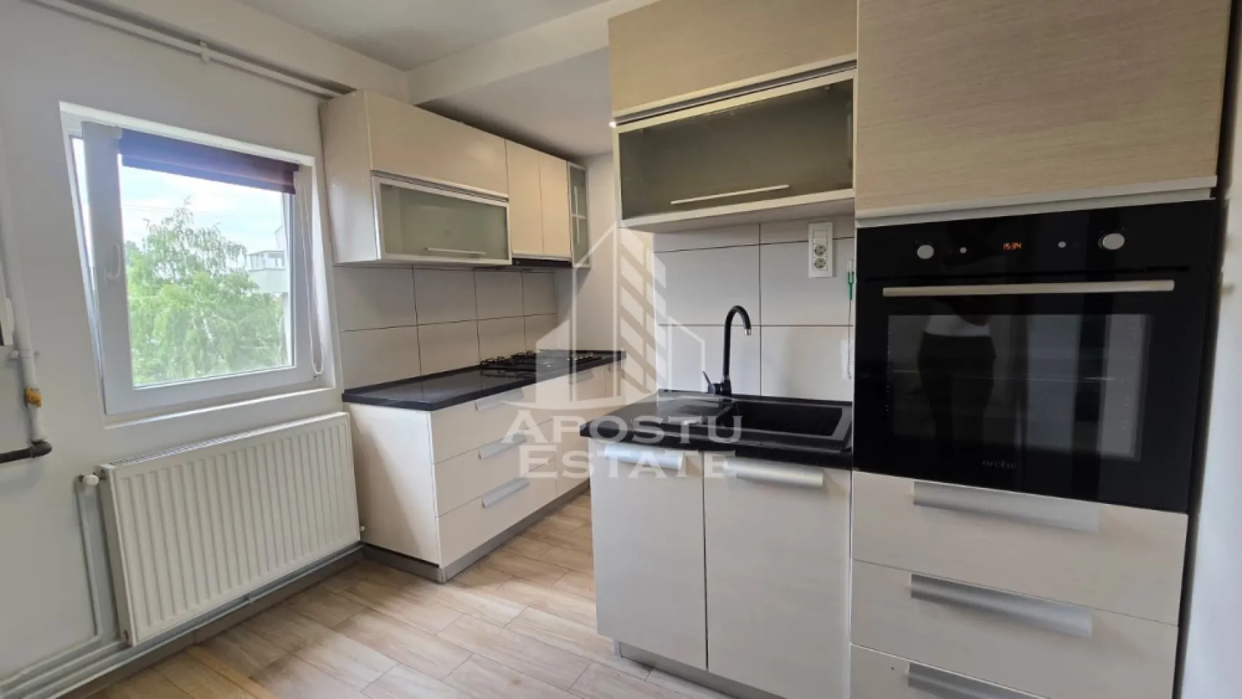 Apartament 2 camere de vanzare, zona Lipovei, Timisoara - APOSTU ESTATE va ofera spre vanzare un apartament spatios si elegant, cu 2 camere, situat in zona Lipovei din Timisoara, una dintre cele mai apreciate zone rezidentiale ale orasului, cunoscuta pentru liniste, accesibilitate si proximitatea fata de principalele puncte de interes.

Proprietatea este situata la etajul 3 al unui imobil cu 4 etaje si dispune de o suprafata utila de 68 mp, oferind spatii generoase si o compartimentare semidecomandata, practica si bine gandita. Apartamentul reprezinta o alegere potrivita atat pentru locuinta proprie, cat si pentru investitie, datorita pozitionarii excelente si accesului rapid catre Iulius Town Timisoara.

Compartimentarea este eficienta si cuprinde un hol de acces generos, bucatarie inchisa, living spatios si luminos, dormitor matrimonial, baie prevazuta cu cada si debara, ideala pentru depozitare.

Confortul termic este asigurat de centrala termica proprie, montata in urma cu aproximativ 3 ani, cu incalzire prin calorifere din otel. De asemenea, apartamentul beneficiaza de o unitate de aer conditionat, oferind un plus de confort in sezonul cald.

Proprietatea a beneficiat de imbunatatiri importante, instalatiile sanitare si electrice fiind schimbate in anul 2022. Instalatia sanitara este realizata din cupru, iar balcoanele sunt prevazute cu geamuri tripan, contribuind la o buna izolare termica si fonica.

Pozitionarea reprezinta unul dintre principalele avantaje ale proprietatii. In imediata apropiere se regasesc supermarketuri, piata, farmacii, scoli, gradinite, restaurante, cafenele si mijloace de transport in comun, oferind acces facil catre toate facilitatile necesare vietii de zi cu zi.

Proximitatea fata de Iulius Town Timisoara creste considerabil atractivitatea apartamentului, transformandu-l intr-o oportunitate excelenta atat pentru locuire, cat si pentru investitie si inchiriere.

Agentia imobiliara Apostu Estate va ofera consultanta bancara gratuita prin intermediul colaboratorilor si brokerilor nostri de credite, pentru alegerea celui mai potrivit tip de finantare, astfel incat tu sa devii noul proprietar al acestui apartament.

Va asteptam cu drag la o vizionare!

ID intern: CP3187904