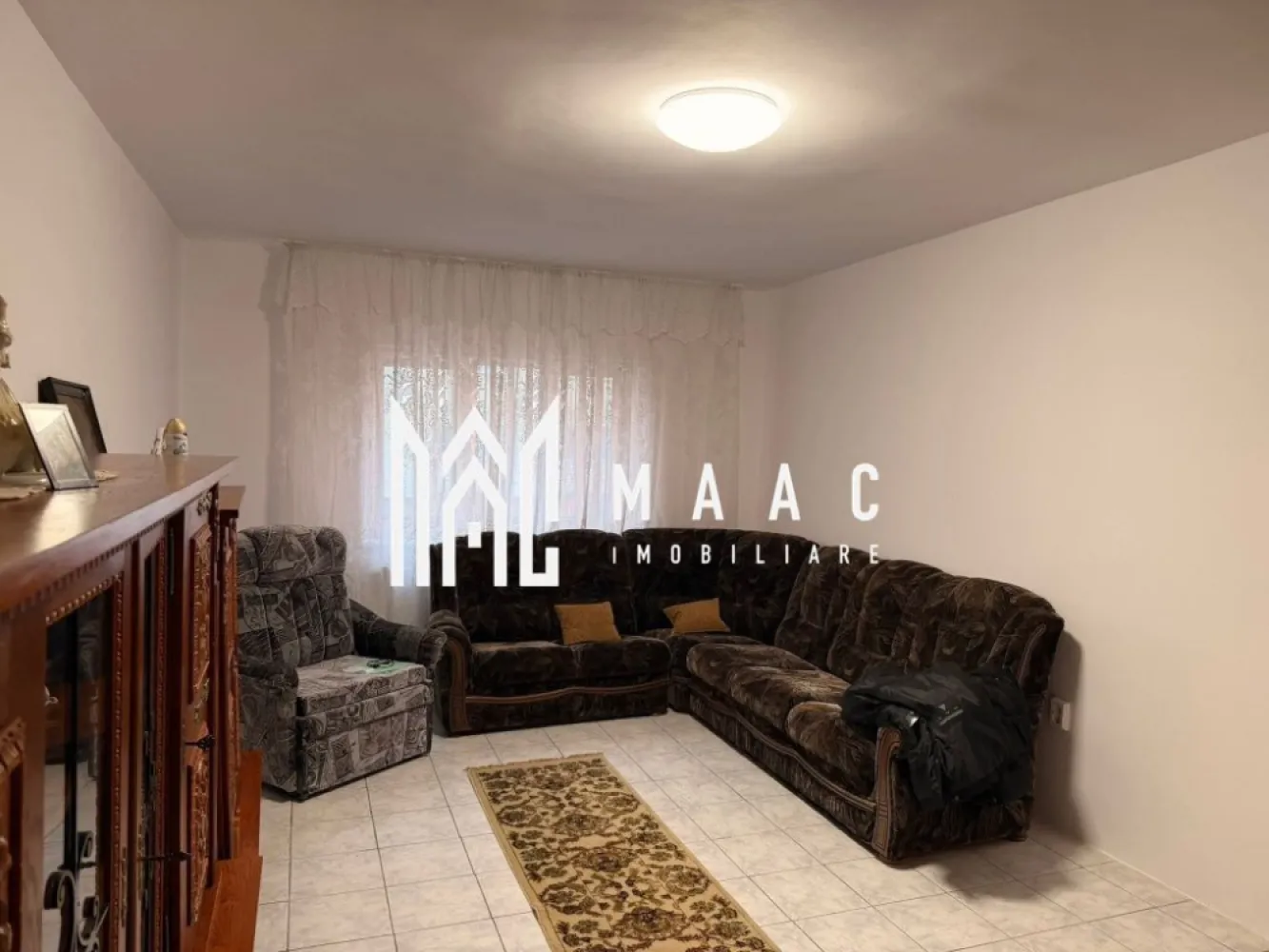 Apartament 2 camere | 64 MPU | Parter | Decomandat | Central - Apartament de vânzare – zonă centrală Sibiu – 64 mp utili – pivniță – aproape de Parcul Sub Arini MAAC Imobiliare vă propune spre vânzare un apartament situat la parterul unui imobil, la câteva minute de centrul orașului Sibiu și de Parcul Sub Arini. Proprietatea este potrivită atât pentru locuință, cât și pentru investiție, datorită poziționării foarte bune și accesului rapid către zonele centrale, restaurante, magazine și mijloace de transport. Detalii apartament Suprafață utilă: 64 mp Compartimentare: living cu bucătărie open-space și zonă de dormit Baie Etaj: parter Pivniță / magazie pentru depozitare Avantaje Localizare aproape de centrul Sibiului La câteva minute de Parcul Sub Arini Acces rapid către magazine, restaurante și transport public Ideal pentru locuință sau investiție (închiriere pe termen lung sau regim hotelier) Spații bine dimensionate și ușor de compartimentat Pentru mai multe detalii precizați ca ați văzut anunțul cu ID: CP2960825 }}