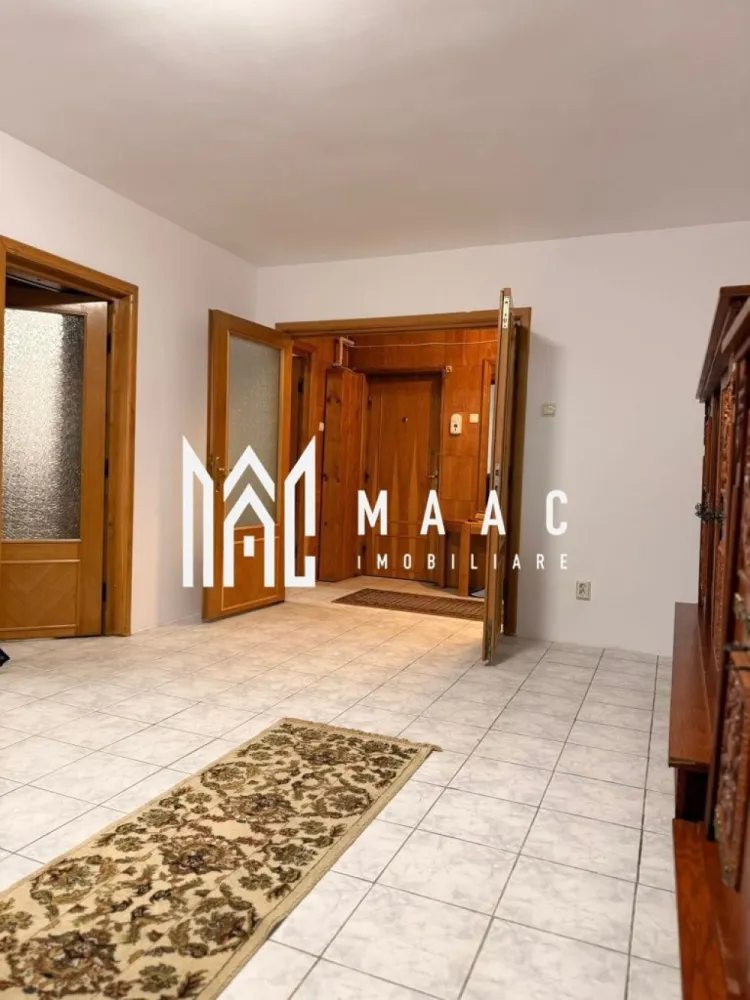 Apartament 2 camere | 64 MPU | Parter | Decomandat | Central - Apartament de vânzare – zonă centrală Sibiu – 64 mp utili – pivniță – aproape de Parcul Sub Arini MAAC Imobiliare vă propune spre vânzare un apartament situat la parterul unui imobil, la câteva minute de centrul orașului Sibiu și de Parcul Sub Arini. Proprietatea este potrivită atât pentru locuință, cât și pentru investiție, datorită poziționării foarte bune și accesului rapid către zonele centrale, restaurante, magazine și mijloace de transport. Detalii apartament Suprafață utilă: 64 mp Compartimentare: living cu bucătărie open-space și zonă de dormit Baie Etaj: parter Pivniță / magazie pentru depozitare Avantaje Localizare aproape de centrul Sibiului La câteva minute de Parcul Sub Arini Acces rapid către magazine, restaurante și transport public Ideal pentru locuință sau investiție (închiriere pe termen lung sau regim hotelier) Spații bine dimensionate și ușor de compartimentat Pentru mai multe detalii precizați ca ați văzut anunțul cu ID: CP2960825 }}