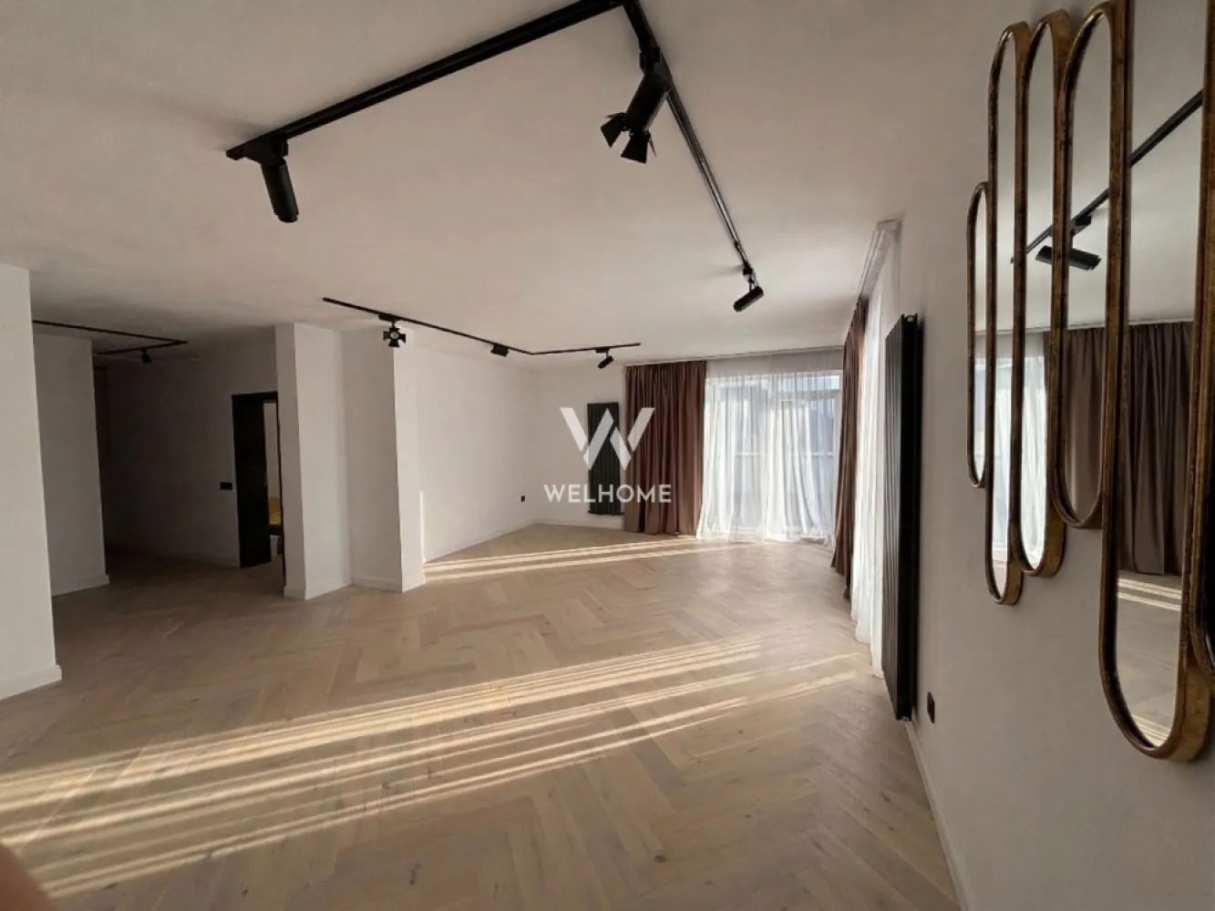 Penthouse MODERN cu 2 terase in Selimbar-Sibiu - Penthouse exclusivist cu 3 camere, cu o terasă spectaculoasă de 35 mp si Pozitie Sud-Est Descoperă un penthouse elegant de 115 mp utili, situat la etajul 2, conceput pentru confort, spațiu și lumină naturală din plin. Proprietatea impresionează prin finisaje premium și prin terasele generoase care extind spațiul de locuit în aer liber. Apartamentul este compartimentat inteligent și include: -Hol spatios cu zona de papucar - Living impresionant, extrem de spațios, ideal pentru relaxare sau socializare. -Bucătărie separată, cu acces direct către terasa principală - Două dormitoare luminoase, ambele cu ieșire pe terasă - Dormitor matrimonial cu baie proprie -Terasă principală de 35 mp, accesibilă din living și bucătărie – perfectă pentru lounge sau dining -A doua terasă dedicata dormitoarelor Finisaje Premium: -Terase mari modern amenajate cu piatră și sticlă panoramică -Finisaje calitative: parchet masiv triplu stratificat, peretii finisati si varuiti albi, gresie mare format, instalații moderne + calorifere - Baia mică și principală bine modernizate, cabine de duș cu geam, obiecte sanitare freestanding, calorifere moderne negre, cada freestanding si robinet la cada freestanding -Uși terasa tip acordion și lumină pe șină metalică modernă etc Această proprietate este alegerea perfectă pentru cei care caută un apartament spațios, luminos și cu zone exterioare generoase, într-un cadru modern și elegant. Daca vrei sa stii mai multe detalii si sa te convingi daca aceasta proprietate este pentru tine, contacteaza-ma. PRET: 215.000 EURO CONTACT: 0740029352 Ioana Larisa }}