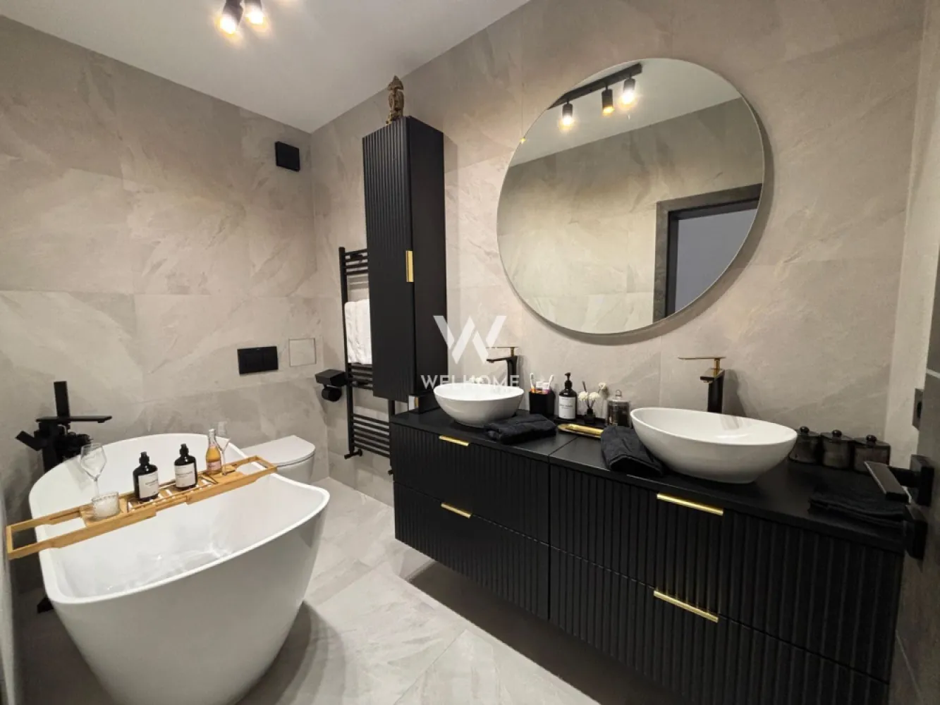 Penthouse MODERN cu 2 terase in Selimbar-Sibiu - Penthouse exclusivist cu 3 camere, cu o terasă spectaculoasă de 35 mp si Pozitie Sud-Est Descoperă un penthouse elegant de 115 mp utili, situat la etajul 2, conceput pentru confort, spațiu și lumină naturală din plin. Proprietatea impresionează prin finisaje premium și prin terasele generoase care extind spațiul de locuit în aer liber. Apartamentul este compartimentat inteligent și include: -Hol spatios cu zona de papucar - Living impresionant, extrem de spațios, ideal pentru relaxare sau socializare. -Bucătărie separată, cu acces direct către terasa principală - Două dormitoare luminoase, ambele cu ieșire pe terasă - Dormitor matrimonial cu baie proprie -Terasă principală de 35 mp, accesibilă din living și bucătărie – perfectă pentru lounge sau dining -A doua terasă dedicata dormitoarelor Finisaje Premium: -Terase mari modern amenajate cu piatră și sticlă panoramică -Finisaje calitative: parchet masiv triplu stratificat, peretii finisati si varuiti albi, gresie mare format, instalații moderne + calorifere - Baia mică și principală bine modernizate, cabine de duș cu geam, obiecte sanitare freestanding, calorifere moderne negre, cada freestanding si robinet la cada freestanding -Uși terasa tip acordion și lumină pe șină metalică modernă etc Această proprietate este alegerea perfectă pentru cei care caută un apartament spațios, luminos și cu zone exterioare generoase, într-un cadru modern și elegant. Daca vrei sa stii mai multe detalii si sa te convingi daca aceasta proprietate este pentru tine, contacteaza-ma. PRET: 215.000 EURO CONTACT: 0740029352 Ioana Larisa }}