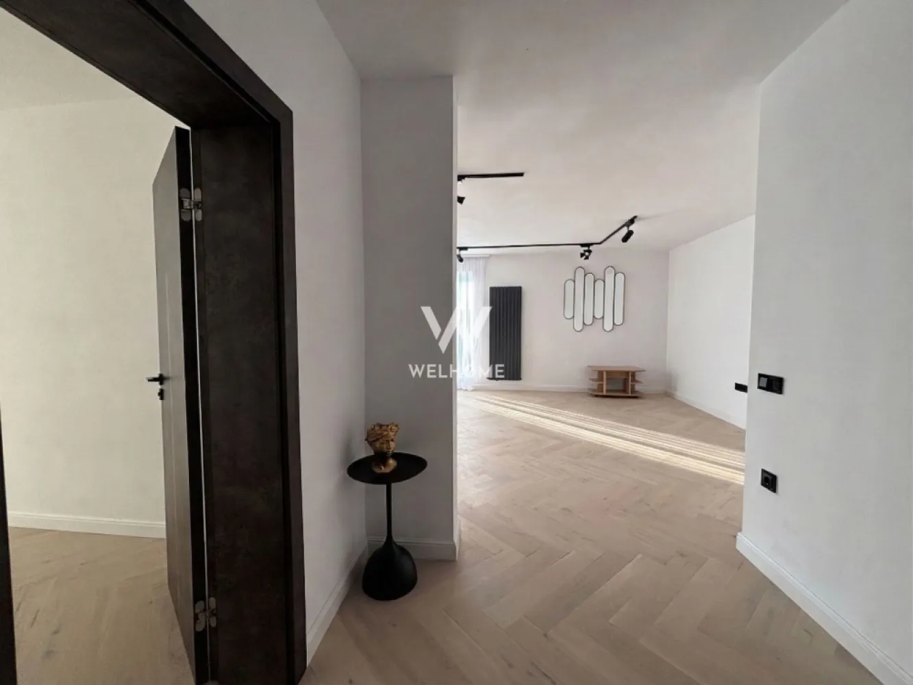 Penthouse MODERN cu 2 terase in Selimbar-Sibiu - Penthouse exclusivist cu 3 camere, cu o terasă spectaculoasă de 35 mp si Pozitie Sud-Est Descoperă un penthouse elegant de 115 mp utili, situat la etajul 2, conceput pentru confort, spațiu și lumină naturală din plin. Proprietatea impresionează prin finisaje premium și prin terasele generoase care extind spațiul de locuit în aer liber. Apartamentul este compartimentat inteligent și include: -Hol spatios cu zona de papucar - Living impresionant, extrem de spațios, ideal pentru relaxare sau socializare. -Bucătărie separată, cu acces direct către terasa principală - Două dormitoare luminoase, ambele cu ieșire pe terasă - Dormitor matrimonial cu baie proprie -Terasă principală de 35 mp, accesibilă din living și bucătărie – perfectă pentru lounge sau dining -A doua terasă dedicata dormitoarelor Finisaje Premium: -Terase mari modern amenajate cu piatră și sticlă panoramică -Finisaje calitative: parchet masiv triplu stratificat, peretii finisati si varuiti albi, gresie mare format, instalații moderne + calorifere - Baia mică și principală bine modernizate, cabine de duș cu geam, obiecte sanitare freestanding, calorifere moderne negre, cada freestanding si robinet la cada freestanding -Uși terasa tip acordion și lumină pe șină metalică modernă etc Această proprietate este alegerea perfectă pentru cei care caută un apartament spațios, luminos și cu zone exterioare generoase, într-un cadru modern și elegant. Daca vrei sa stii mai multe detalii si sa te convingi daca aceasta proprietate este pentru tine, contacteaza-ma. PRET: 215.000 EURO CONTACT: 0740029352 Ioana Larisa }}