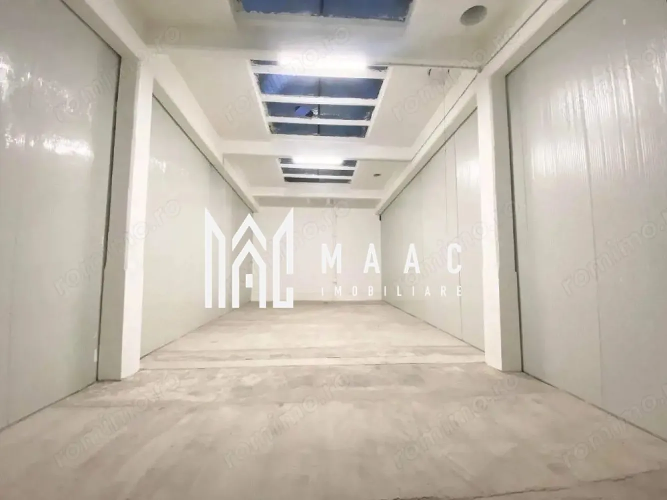 Spațiu comercial I hală de închiriat I 100 mp I Cisnădie, Sibiu - MAAC Imobiliare va propune spre inchiriere un spațiu tip hală cu suprafața de 100 mp, situat în Cisnădie, județul Sibiu, ideal pentru depozitare, producție sau alte activități comerciale. Spațiul este amplasat la parter, oferind acces facil pentru marfă și utilaje. Caracteristici: Suprafață: 100 mp Destinație: depozitare / producție / spațiu comercial Nivel: parter Energie electrică: 220V și 380V Utilități: apă și canalizare Ușă acces spațiu: 3 m x 3 m (ideală pentru acces marfă și utilaje) Spațiul este potrivit pentru atelier, mică producție, depozit, service sau alte activități comerciale. Condiții de închiriere: Se percepe o garanție în cuantumul unei chirii lunare. Pentru mai multe detalii și programarea unei vizionări, vă invităm să contactați Maac Imobiliare, specificând ID: CP2903524. }}