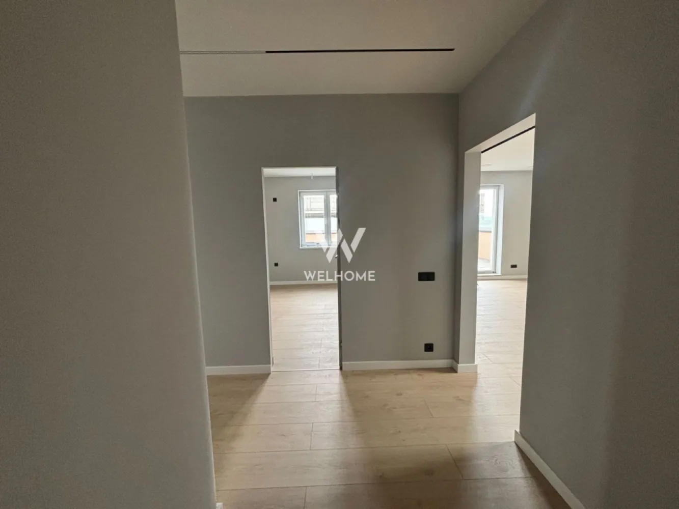 Penthouse cu terasa de 200 mp, Sibiu, COMISION 0 - Va prezentam un apartament spatios tip penthouse, situat in Sibiu,pe Calea Surii Mici, la distanta mica de centrul orasului si multe alte puncte de interes. Beneficiaza de 2 terase mari, cu priveliste asupra orasului si a muntilor. Suprafata utila: 91mp Suprafata terase: 200mp Compartimentare: Hol, bucatarie, baie, camara, doua dormitoare, dressing, baie, living cu iesire pe terasa Terasa de pe primul nivel are 127 mp si ofera acces si pe cea de a doua terasa, la fel de generoasa, ambele cu vedere panoramica. Stadiu de predare este LA CHEIE INTERIOR/EXTERIOR cu materiale premium, prize si intrerupatoare Schneider, sistem audio cu boxe montate in tot apartamentul si instalatie de climatizare, lumini ambientale, usi, terase pregatite pentru jacuzzi/piscina. Finisaje de calitate superioara. Blocul este intabulat, mutarea se poate face in timp scurt de la achizitie. 2 locuri de parcare incluse in pret, unul suprateran si unul subteran. Pret: 260.000 euro TVA INCLUS Comision agentie 0% Detalii si vizionare: 0752.088.381- Roxana }}