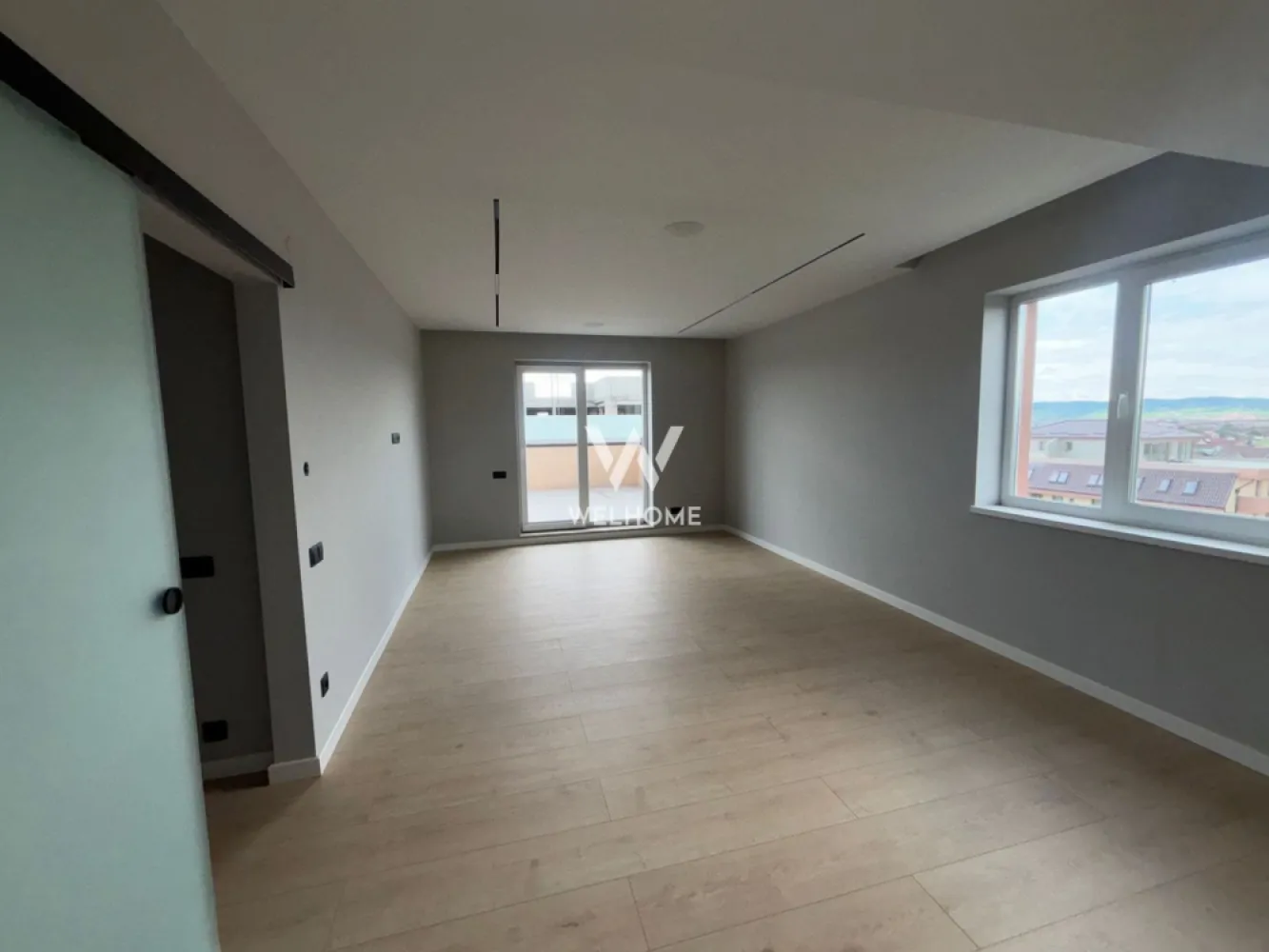 Penthouse cu terasa de 200 mp, Sibiu, COMISION 0 - Va prezentam un apartament spatios tip penthouse, situat in Sibiu,pe Calea Surii Mici, la distanta mica de centrul orasului si multe alte puncte de interes. Beneficiaza de 2 terase mari, cu priveliste asupra orasului si a muntilor. Suprafata utila: 91mp Suprafata terase: 200mp Compartimentare: Hol, bucatarie, baie, camara, doua dormitoare, dressing, baie, living cu iesire pe terasa Terasa de pe primul nivel are 127 mp si ofera acces si pe cea de a doua terasa, la fel de generoasa, ambele cu vedere panoramica. Stadiu de predare este LA CHEIE INTERIOR/EXTERIOR cu materiale premium, prize si intrerupatoare Schneider, sistem audio cu boxe montate in tot apartamentul si instalatie de climatizare, lumini ambientale, usi, terase pregatite pentru jacuzzi/piscina. Finisaje de calitate superioara. Blocul este intabulat, mutarea se poate face in timp scurt de la achizitie. 2 locuri de parcare incluse in pret, unul suprateran si unul subteran. Pret: 260.000 euro TVA INCLUS Comision agentie 0% Detalii si vizionare: 0752.088.381- Roxana }}