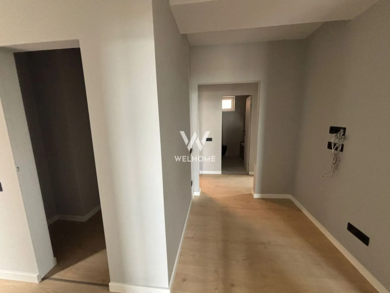 Penthouse cu terasa de 200 mp, Sibiu, COMISION 0 - Va prezentam un apartament spatios tip penthouse, situat in Sibiu,pe Calea Surii Mici, la distanta mica de centrul orasului si multe alte puncte de interes. Beneficiaza de 2 terase mari, cu priveliste asupra orasului si a muntilor. Suprafata utila: 91mp Suprafata terase: 200mp Compartimentare: Hol, bucatarie, baie, camara, doua dormitoare, dressing, baie, living cu iesire pe terasa Terasa de pe primul nivel are 127 mp si ofera acces si pe cea de a doua terasa, la fel de generoasa, ambele cu vedere panoramica. Stadiu de predare este LA CHEIE INTERIOR/EXTERIOR cu materiale premium, prize si intrerupatoare Schneider, sistem audio cu boxe montate in tot apartamentul si instalatie de climatizare, lumini ambientale, usi, terase pregatite pentru jacuzzi/piscina. Finisaje de calitate superioara. Blocul este intabulat, mutarea se poate face in timp scurt de la achizitie. 2 locuri de parcare incluse in pret, unul suprateran si unul subteran. Pret: 260.000 euro TVA INCLUS Comision agentie 0% Detalii si vizionare: 0752.088.381- Roxana }}