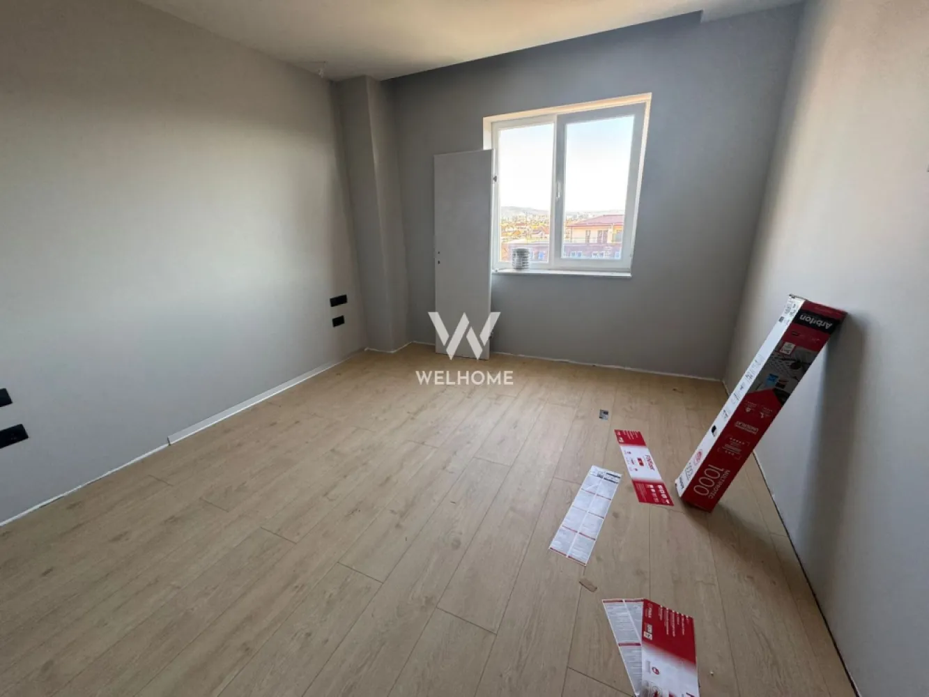 Penthouse cu terasa de 200 mp, Sibiu, COMISION 0 - Va prezentam un apartament spatios tip penthouse, situat in Sibiu,pe Calea Surii Mici, la distanta mica de centrul orasului si multe alte puncte de interes. Beneficiaza de 2 terase mari, cu priveliste asupra orasului si a muntilor. Suprafata utila: 91mp Suprafata terase: 200mp Compartimentare: Hol, bucatarie, baie, camara, doua dormitoare, dressing, baie, living cu iesire pe terasa Terasa de pe primul nivel are 127 mp si ofera acces si pe cea de a doua terasa, la fel de generoasa, ambele cu vedere panoramica. Stadiu de predare este LA CHEIE INTERIOR/EXTERIOR cu materiale premium, prize si intrerupatoare Schneider, sistem audio cu boxe montate in tot apartamentul si instalatie de climatizare, lumini ambientale, usi, terase pregatite pentru jacuzzi/piscina. Finisaje de calitate superioara. Blocul este intabulat, mutarea se poate face in timp scurt de la achizitie. 2 locuri de parcare incluse in pret, unul suprateran si unul subteran. Pret: 260.000 euro TVA INCLUS Comision agentie 0% Detalii si vizionare: 0752.088.381- Roxana }}