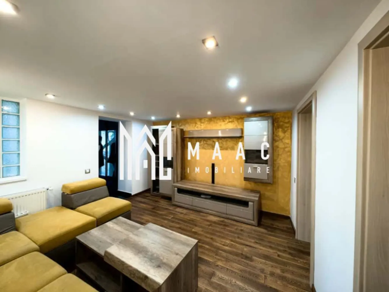 Casa 6 Camere I Curte I Zona Piata Cluj - MAAC Imobiliare vă propune spre vânzare o casă individuală spațioasă, situată într-o zonă liniștită și bine conectată a orașului, în apropiere de Piața Cluj. Compartimentare: • 3 dormitoare • 2 livinguri • 2 bucătării • 2 băi • garaj cu canal de service Proprietatea dispune de o curte generoasă, perfectă pentru relaxare, grădinărit sau alte activități în aer liber. Casa se vinde parțial mobilată și utilată. Amplasată într-o zonă liniștită, cu acces rapid către punctele de interes din oraș. Pentru mai multe detalii sau pentru programarea unei vizionări, vă rugăm să ne contactați și să specificați ID-ul proprietății: CP2959837. }}