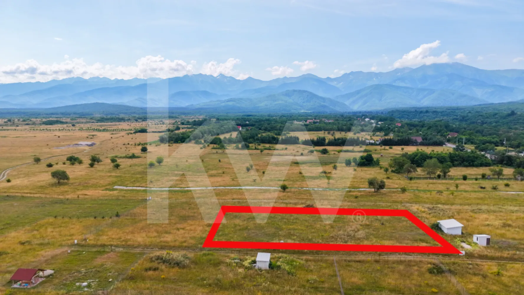 Teren cu priveliște spectaculoasă spre Munții Făgăraș- Valea Avrigului - Dacă vă doriți un loc unde să construiți o casă de vacanță, o locuință permanentă sau căutați o investiție într-o zonă aflată în continuă dezvoltare, acest teren din Valea Avrigului merită atenția dumneavoastră.
Cu o suprafață de 1.474 mp, un front stradal de 41 ml și o lățime de 21 m, terenul oferă suficient spațiu pentru realizarea unui proiect generos, păstrând în același timp intimitatea și deschiderea către natură.

Unul dintre cele mai importante avantaje este suprafața plana, care facilitează construirea și poate reduce costurile de amenajare. În plus, proprietatea beneficiază de o panoramă deosebită către Munții Făgăraș, oferind un cadru natural spectaculos în orice anotimp.

Din punct de vedere al utilităților, terenul este bine pregătit:

- curent electric trifazic disponibil pe teren;
- fântână proprie deja realizată;
-  rețelele de apă și canalizare se află la aproximativ 40 m, pe drumul principal;
- acces prin drum cu lățimea de aproximativ 5 m.
- Autorizație de construcție disponibilă 

Dimensiunile terenului, utilitățile existente și amplasarea într-una dintre cele mai căutate zone de agrement din apropierea Sibiului îl recomandă atât pentru construirea unei locuințe, cât și ca investiție pe termen lung.

Dacă sunteți în căutarea unui teren care îmbină liniștea, natura și potențialul de dezvoltare, această proprietate reprezintă o oportunitate care merită descoperită.
