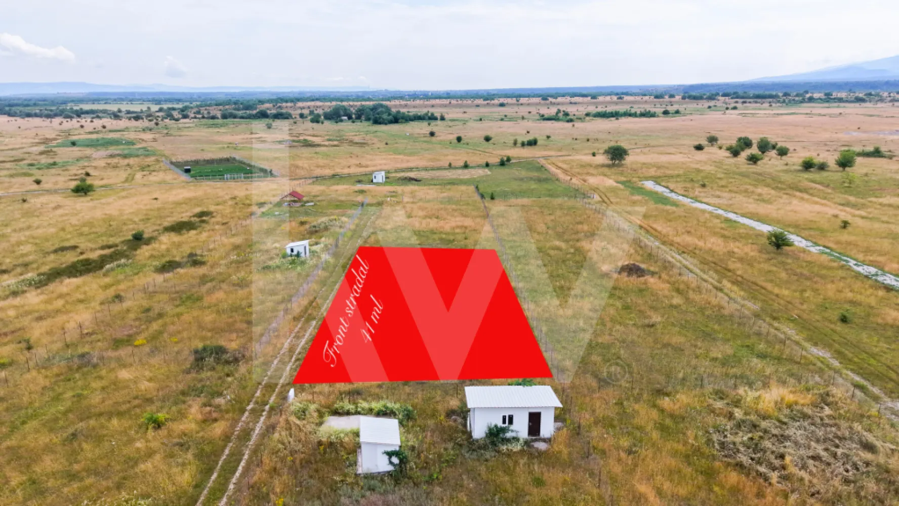 Teren cu priveliște spectaculoasă spre Munții Făgăraș- Valea Avrigului - Dacă vă doriți un loc unde să construiți o casă de vacanță, o locuință permanentă sau căutați o investiție într-o zonă aflată în continuă dezvoltare, acest teren din Valea Avrigului merită atenția dumneavoastră.
Cu o suprafață de 1.474 mp, un front stradal de 41 ml și o lățime de 21 m, terenul oferă suficient spațiu pentru realizarea unui proiect generos, păstrând în același timp intimitatea și deschiderea către natură.

Unul dintre cele mai importante avantaje este suprafața plana, care facilitează construirea și poate reduce costurile de amenajare. În plus, proprietatea beneficiază de o panoramă deosebită către Munții Făgăraș, oferind un cadru natural spectaculos în orice anotimp.

Din punct de vedere al utilităților, terenul este bine pregătit:

- curent electric trifazic disponibil pe teren;
- fântână proprie deja realizată;
-  rețelele de apă și canalizare se află la aproximativ 40 m, pe drumul principal;
- acces prin drum cu lățimea de aproximativ 5 m.
- Autorizație de construcție disponibilă 

Dimensiunile terenului, utilitățile existente și amplasarea într-una dintre cele mai căutate zone de agrement din apropierea Sibiului îl recomandă atât pentru construirea unei locuințe, cât și ca investiție pe termen lung.

Dacă sunteți în căutarea unui teren care îmbină liniștea, natura și potențialul de dezvoltare, această proprietate reprezintă o oportunitate care merită descoperită.
