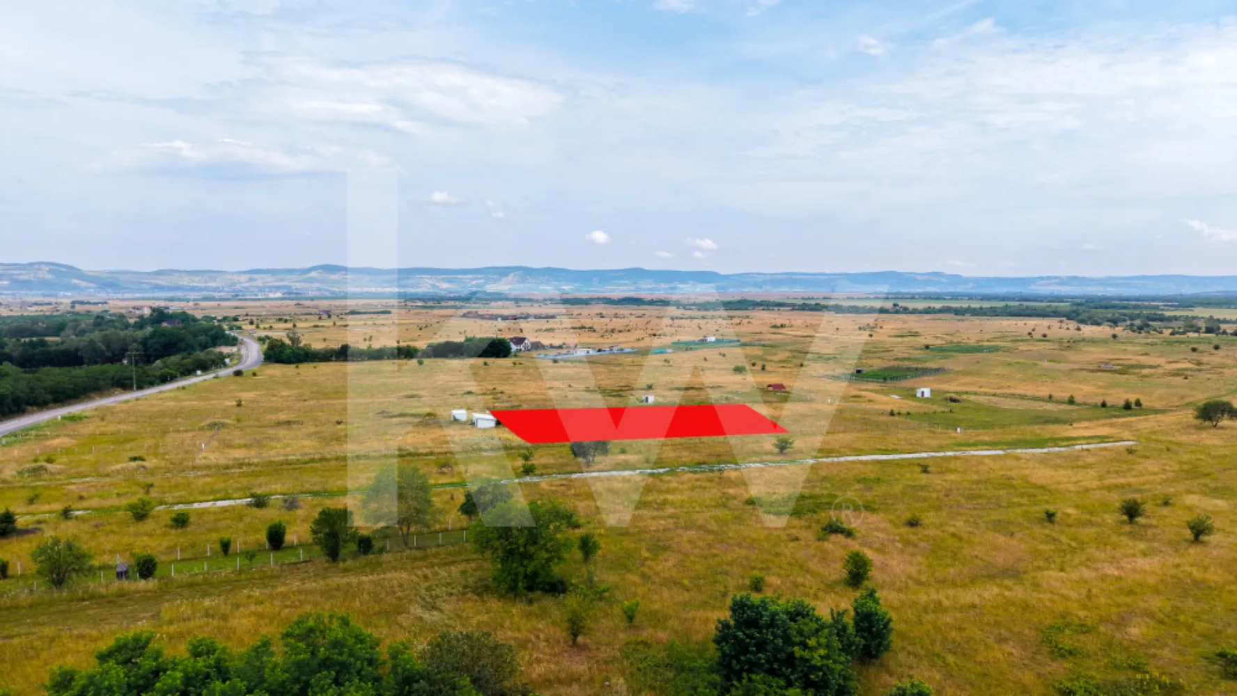 Teren cu priveliște spectaculoasă spre Munții Făgăraș- Valea Avrigului - Dacă vă doriți un loc unde să construiți o casă de vacanță, o locuință permanentă sau căutați o investiție într-o zonă aflată în continuă dezvoltare, acest teren din Valea Avrigului merită atenția dumneavoastră.
Cu o suprafață de 1.474 mp, un front stradal de 41 ml și o lățime de 21 m, terenul oferă suficient spațiu pentru realizarea unui proiect generos, păstrând în același timp intimitatea și deschiderea către natură.

Unul dintre cele mai importante avantaje este suprafața plana, care facilitează construirea și poate reduce costurile de amenajare. În plus, proprietatea beneficiază de o panoramă deosebită către Munții Făgăraș, oferind un cadru natural spectaculos în orice anotimp.

Din punct de vedere al utilităților, terenul este bine pregătit:

- curent electric trifazic disponibil pe teren;
- fântână proprie deja realizată;
-  rețelele de apă și canalizare se află la aproximativ 40 m, pe drumul principal;
- acces prin drum cu lățimea de aproximativ 5 m.
- Autorizație de construcție disponibilă 

Dimensiunile terenului, utilitățile existente și amplasarea într-una dintre cele mai căutate zone de agrement din apropierea Sibiului îl recomandă atât pentru construirea unei locuințe, cât și ca investiție pe termen lung.

Dacă sunteți în căutarea unui teren care îmbină liniștea, natura și potențialul de dezvoltare, această proprietate reprezintă o oportunitate care merită descoperită.
