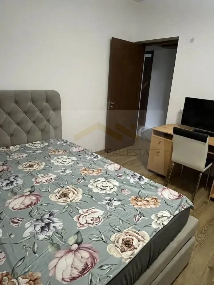 Apartament 3 camere de închiriat | Popești-Leordeni | 63 mp | Curte și grădină - B-North Real Estate vă propune spre închiriere un apartament cu 3 camere, situat la etajul 1 al unei vile din Popești-Leordeni, pe Strada Agnes, într-o zonă liniștită, ideală pentru un cuplu sau o familie.

Apartamentul are o suprafață utilă de 63 mp, este complet mobilat și utilat, fiind pregătit pentru mutare imediată.

Caracteristici principale:

Apartament cu 3 camere
Suprafață utilă: 63 mp
Compartimentare decomandată
Etaj 1
Complet mobilat și utilat
Balcon
Disponibil imediat

Dotări și beneficii:

Centrală termică proprie
Aer condiționat
Pat matrimonial nou
Curte și grădină
Costuri reduse de întreținere
Zonă liniștită, cu vecini civilizați

Avantaje locație:

Popești-Leordeni, Strada Agnes
Aproximativ 10 minute de mers până la stația de metrou Dimitrie Leonida
În apropiere de Mega Image, grădiniță și alte puncte de interes
Acces rapid către București

Preț și condiții:

Chirie: 539 euro/lună

Pentru informații suplimentare și programarea unei vizionări, contactați B-North Real Estate.