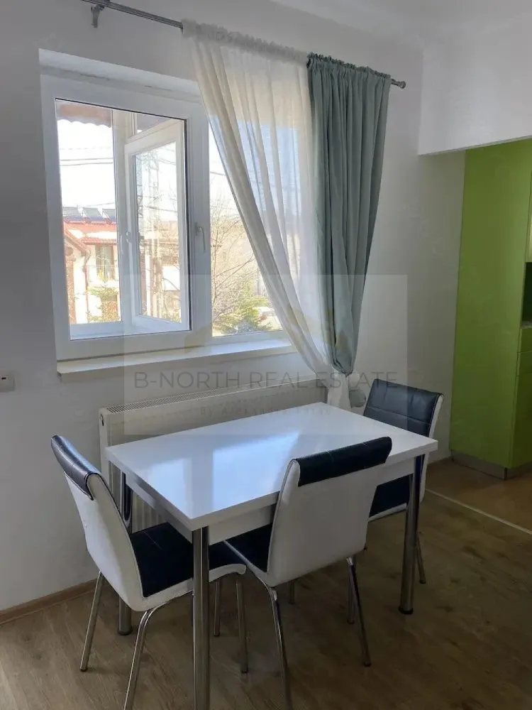 Apartament 3 camere de închiriat | Popești-Leordeni | 63 mp | Curte și grădină - B-North Real Estate vă propune spre închiriere un apartament cu 3 camere, situat la etajul 1 al unei vile din Popești-Leordeni, pe Strada Agnes, într-o zonă liniștită, ideală pentru un cuplu sau o familie.

Apartamentul are o suprafață utilă de 63 mp, este complet mobilat și utilat, fiind pregătit pentru mutare imediată.

Caracteristici principale:

Apartament cu 3 camere
Suprafață utilă: 63 mp
Compartimentare decomandată
Etaj 1
Complet mobilat și utilat
Balcon
Disponibil imediat

Dotări și beneficii:

Centrală termică proprie
Aer condiționat
Pat matrimonial nou
Curte și grădină
Costuri reduse de întreținere
Zonă liniștită, cu vecini civilizați

Avantaje locație:

Popești-Leordeni, Strada Agnes
Aproximativ 10 minute de mers până la stația de metrou Dimitrie Leonida
În apropiere de Mega Image, grădiniță și alte puncte de interes
Acces rapid către București

Preț și condiții:

Chirie: 539 euro/lună

Pentru informații suplimentare și programarea unei vizionări, contactați B-North Real Estate.
