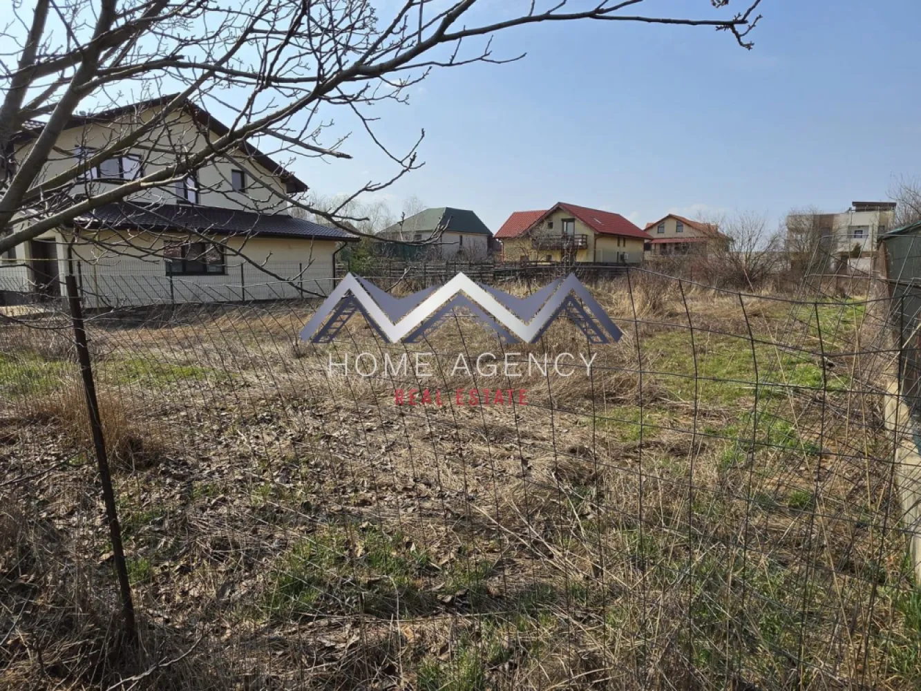 Teren 500 mp Balotești, Șos. Unirii, utilități - Vă propunem, spre vânzare, 2 loturi de teren situate în Balotești, pe Șoseaua Unirii, într-o zonă locuită, în dezvoltare, cu acces facil către principalele puncte de interes din Nordul Capitalei.

Fiecare lot are o suprafață utilă de 500 mp și beneficiază de dublu front stradal, un avantaj important atât pentru proiecte rezidențiale, cât și pentru o valorificare eficientă a terenului din punct de vedere arhitectural și funcțional. Terenul are formă dreptunghiulară, este plan și ușor de construit, fiind ideal pentru dezvoltarea unei case individuale, a unui duplex sau a unei investiții pe termen mediu și lung.

Un alt mare plus îl reprezintă faptul că toate utilitățile sunt la limita proprietății, ceea ce simplifică semnificativ procesul de autorizare și construire. În plus, terenul este amplasat între case deja construite, într-un cadru locuit și aerisit, nu izolat, ceea ce oferă confort și siguranță pentru viitorul proprietar.

Poziționarea pe Șoseaua Unirii asigură acces rapid către DN1, București, Otopeni și zonele comerciale din Nord. În apropiere se regăsesc magazine, școli, grădinițe, mijloace de transport, restaurante și alte facilități necesare vieții de zi cu zi, ceea ce face această proprietate foarte potrivită pentru construcție rezidențială permanentă, nu doar pentru casă de vacanță sau investiție speculativă.

Zona Balotești este tot mai căutată de familii și investitori datorită echilibrului dintre liniște, spațiu și conectivitate. Proprietatea oferă exact acest mix: amplasare bună, teren ușor de construit, vecinătăți deja formate și acces rapid la tot ce ai nevoie.

Sunt disponibile 2 loturi spre vânzare, fiecare cu suprafață utilă de 500 mp fiecare, iar prețul afișat este pentru un singur lot. O alegere excelentă pentru cei care caută un teren bine poziționat, într-o zonă locuită, cu potențial real de construire și valorificare.

Programează acum o vizionare!
