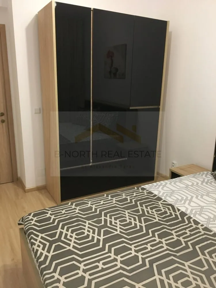 Apartament 2 camere de închiriat | Cartierul Solar | Parcare subterană inclusă - B-North Real Estate vă propune spre închiriere un apartament modern cu 2 camere, situat în ansamblul rezidențial Cartierul Solar, pe Bulevardul Metalurgiei nr. 132. Apartamentul se află la etajul 1 din 4, beneficiază de vedere către parc și este complet mobilat și utilat, fiind pregătit pentru mutare imediată.

Caracteristici principale:

Apartament cu 2 camere
Compartimentare decomandată
Suprafață utilă: 65 mp
Living generos de 20 mp
Bucătărie închisă
Etaj 1 din 4
Lift
Vedere către parc
Parcare subterană inclusă

Dotări și beneficii:

Mobilier modern, complet nou
Centrală termică proprie
Bucătărie complet mobilată și utilată
Spații generoase și compartimentare eficientă
Disponibil pentru mutare imediată
Facilități ale complexului
Complex rezidențial închis
Parc privat
Piscină
Restaurant
Salon de înfrumusețare
Magazine La Doi Pași și Carrefour Express

Avantaje locație:

Cartierul Solar – Bulevardul Metalurgiei nr. 132
Acces rapid către stația de metrou Dimitrie Leonida
În apropiere de Parcul Tudor Arghezi
La câteva minute de Metro Berceni, Jumbo și Auchan
Acces facil către principalele artere și mijloacele de transport

Preț și condiții:

Chirie: 500 euro/lună

Pentru informații suplimentare și programarea unei vizionări, contactați B-North Real Estate.