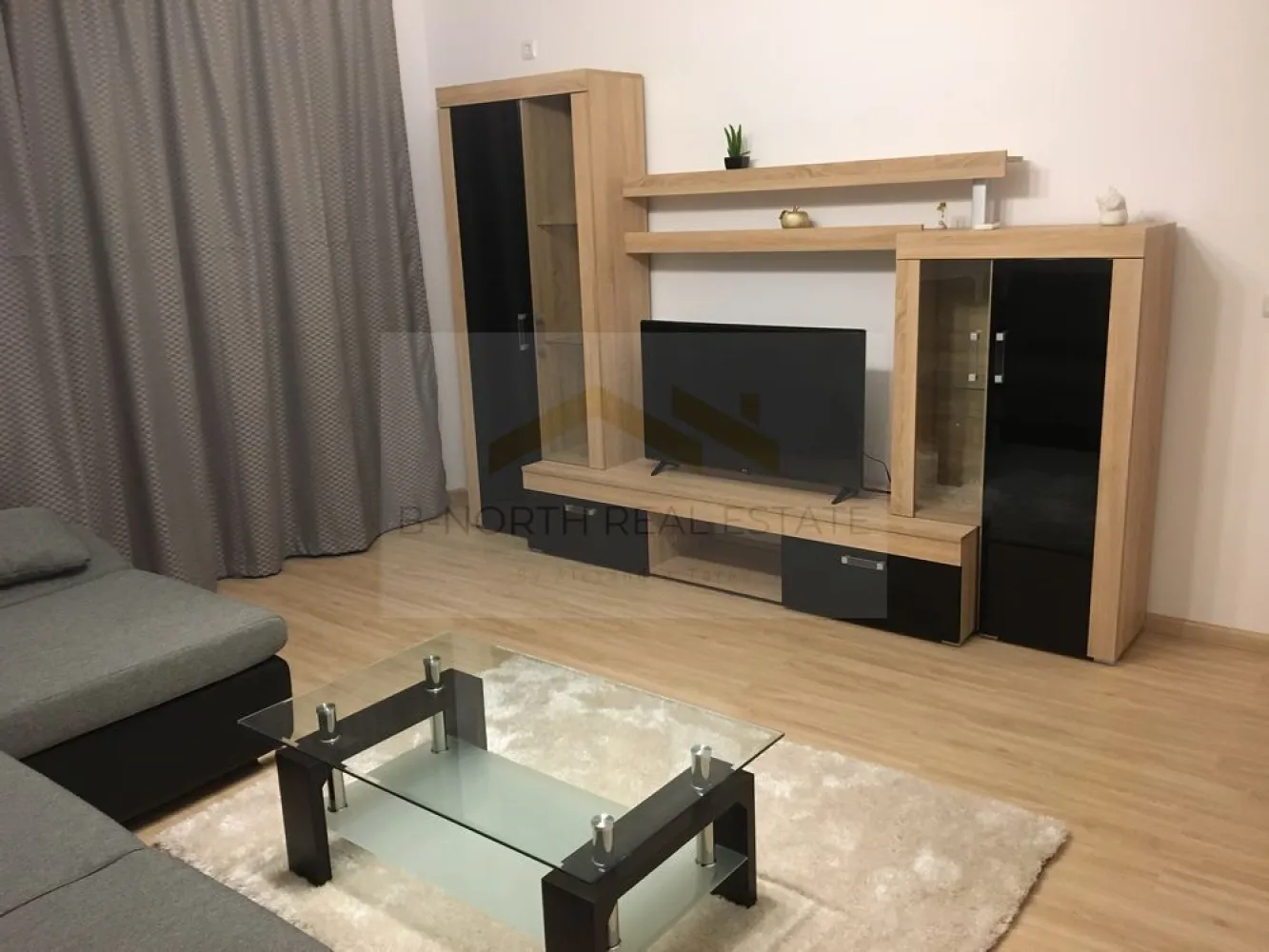 Apartament 2 camere de închiriat | Cartierul Solar | Parcare subterană inclusă - B-North Real Estate vă propune spre închiriere un apartament modern cu 2 camere, situat în ansamblul rezidențial Cartierul Solar, pe Bulevardul Metalurgiei nr. 132. Apartamentul se află la etajul 1 din 4, beneficiază de vedere către parc și este complet mobilat și utilat, fiind pregătit pentru mutare imediată.

Caracteristici principale:

Apartament cu 2 camere
Compartimentare decomandată
Suprafață utilă: 65 mp
Living generos de 20 mp
Bucătărie închisă
Etaj 1 din 4
Lift
Vedere către parc
Parcare subterană inclusă

Dotări și beneficii:

Mobilier modern, complet nou
Centrală termică proprie
Bucătărie complet mobilată și utilată
Spații generoase și compartimentare eficientă
Disponibil pentru mutare imediată
Facilități ale complexului
Complex rezidențial închis
Parc privat
Piscină
Restaurant
Salon de înfrumusețare
Magazine La Doi Pași și Carrefour Express

Avantaje locație:

Cartierul Solar – Bulevardul Metalurgiei nr. 132
Acces rapid către stația de metrou Dimitrie Leonida
În apropiere de Parcul Tudor Arghezi
La câteva minute de Metro Berceni, Jumbo și Auchan
Acces facil către principalele artere și mijloacele de transport

Preț și condiții:

Chirie: 500 euro/lună

Pentru informații suplimentare și programarea unei vizionări, contactați B-North Real Estate.