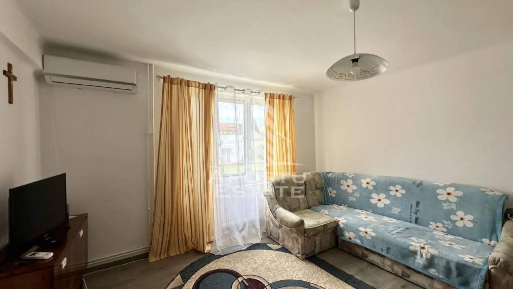 Apartament cu 2 camere, etajul 1, Universitatea de Vest - APOSTU ESTATE va propune spre vanzare un apartament cu 2 camere, decomandat, situat la etajul 1 al unui imobil construit in anul 1980, amplasat intr-o zona excelenta, in imediata apropiere a Universitatii de Vest. Proprietatea beneficiaza de acces facil catre mijloace de transport in comun, scoli, magazine, restaurante, parcuri si numeroase puncte de interes, fiind ideala atat pentru locuit, cat si pentru investitie.

Apartamentul are o suprafata utila de 46 mp si este compartimentat eficient, oferind un spatiu confortabil si functional.

Compartimentare:

hol de acces;
bucatarie separata, prevazuta cu debara;
living luminos;
dormitor;
baie dotata cu cabina de dus.

Locuinta este echipata cu centrala termica proprie si aer conditionat, asigurand un confort sporit pe tot parcursul anului.

Apartamentul se vinde complet mobilat si utilat, fiind pregatit pentru mutare imediata, fara a necesita investitii suplimentare.

Datorita pozitionarii excelente, in apropierea Universitatii de Vest, aceasta proprietate reprezinta o alegere foarte buna atat pentru o locuinta proprie, cat si pentru inchiriere, avand un potential investitional ridicat.

Pentru mai multe informatii sau pentru programarea unei vizionari, va stam cu drag la dispozitie!
CP3208946