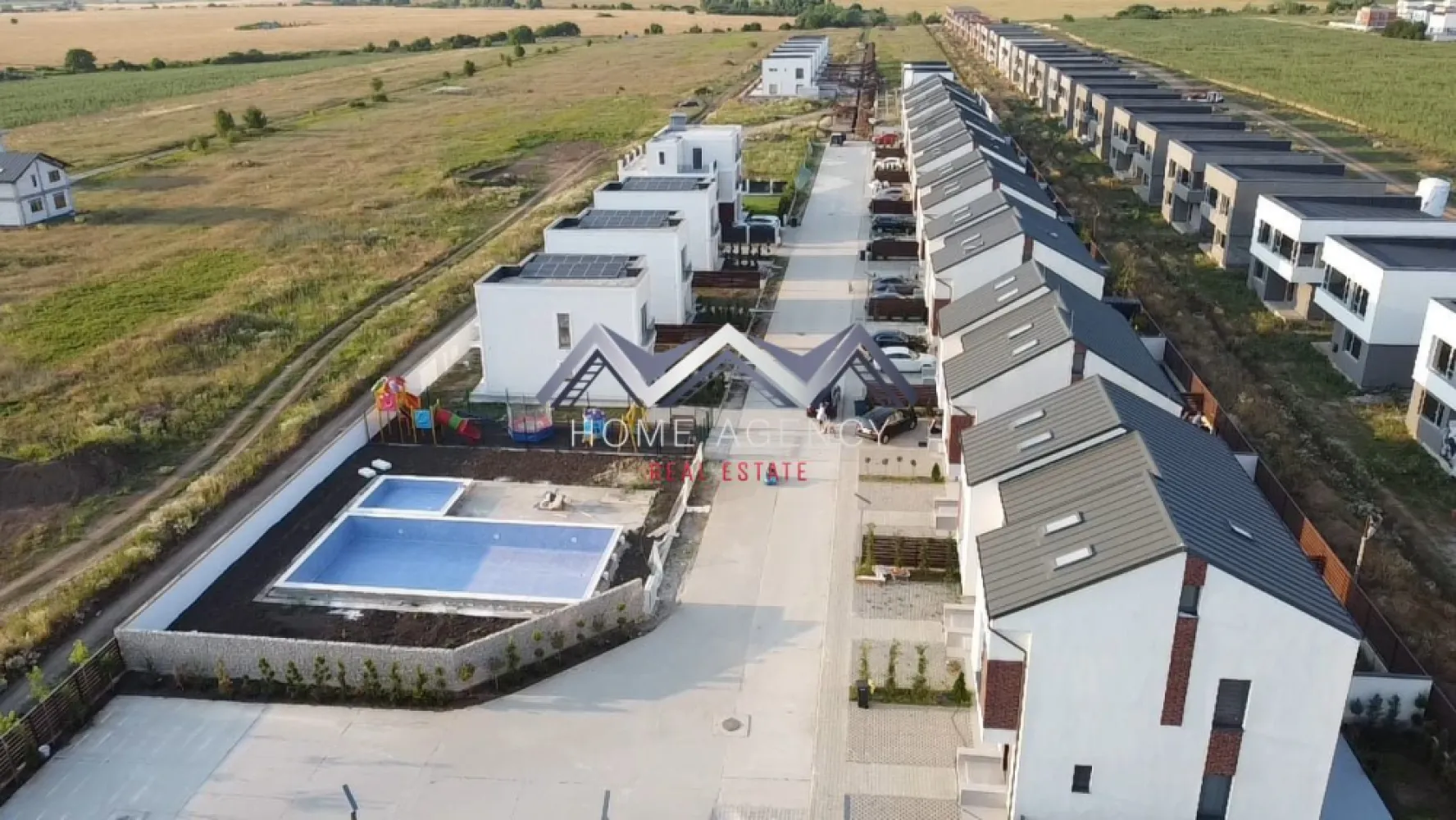 Casă P+1+M de vânzare în Otopeni–Tunari | Ansamblu nou, 3 dormitoare, mobilată - Descoperă o casă P+1+M în ansamblu nou (2022) din Otopeni – Tunari, complet mobilată, cu finisaje premium, încălzire în pardoseală și acces rapid către DN1 și Autostradă. Programează o vizionare!

Această proprietate P+1+M face parte dintr-un ansamblu rezidențial modern, construit în 2022, format din peste 28 de case și poziționat în apropierea pădurii, oferind intimitate și un aer curat, în imediata vecinătate a Capitalei.

📐 Compartimentare excelentă și design inteligent:
- Parter: Living generos cu ieșire în grădină, bucătărie închisă + spațiu de depozitare, baie de serviciu
- Etaj: 2 dormitoare, fiecare cu baie proprie + dressing custom
- Mansardă open space: birou, zonă de relaxare, fitness etc. + acces pod

🎨 Finisaje și dotări premium:
- Parchet triplu stratificat Bauwerk Germania
- Gresie/faianță ceramică porțelanată rectificată (Italia)
- Încălzire în pardoseală
- Termosistem EPS 80, tâmplărie Deceuninck tripan, feronerie MACO Multimatic

📍 Localizare strategică în Nordul Capitalei:
- Acces rapid către DN1, Centură, Autostrada A3
- Aproape de magazine, restaurante, școli, grădinițe

💡 Casa este complet racordată la toate utilitățile (apă, canal, gaz, curent).