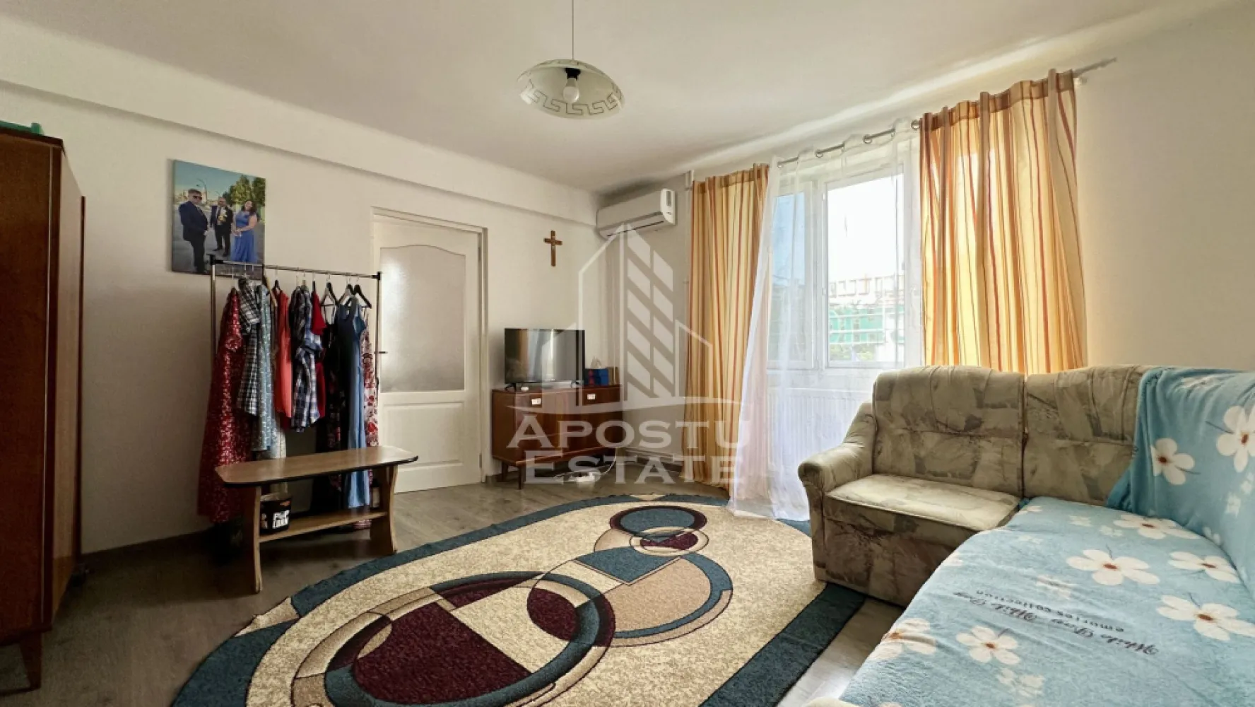 Apartament cu 2 camere, etajul 1, Universitatea de Vest - APOSTU ESTATE va propune spre vanzare un apartament cu 2 camere, decomandat, situat la etajul 1 al unui imobil construit in anul 1980, amplasat intr-o zona excelenta, in imediata apropiere a Universitatii de Vest. Proprietatea beneficiaza de acces facil catre mijloace de transport in comun, scoli, magazine, restaurante, parcuri si numeroase puncte de interes, fiind ideala atat pentru locuit, cat si pentru investitie.

Apartamentul are o suprafata utila de 46 mp si este compartimentat eficient, oferind un spatiu confortabil si functional.

Compartimentare:

hol de acces;
bucatarie separata, prevazuta cu debara;
living luminos;
dormitor;
baie dotata cu cabina de dus.

Locuinta este echipata cu centrala termica proprie si aer conditionat, asigurand un confort sporit pe tot parcursul anului.

Apartamentul se vinde complet mobilat si utilat, fiind pregatit pentru mutare imediata, fara a necesita investitii suplimentare.

Datorita pozitionarii excelente, in apropierea Universitatii de Vest, aceasta proprietate reprezinta o alegere foarte buna atat pentru o locuinta proprie, cat si pentru inchiriere, avand un potential investitional ridicat.

Pentru mai multe informatii sau pentru programarea unei vizionari, va stam cu drag la dispozitie!
CP3208946