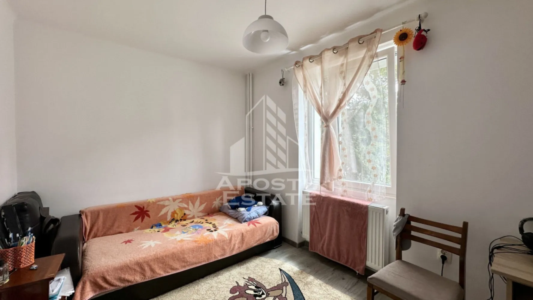 Apartament cu 2 camere, etajul 1, Universitatea de Vest - APOSTU ESTATE va propune spre vanzare un apartament cu 2 camere, decomandat, situat la etajul 1 al unui imobil construit in anul 1980, amplasat intr-o zona excelenta, in imediata apropiere a Universitatii de Vest. Proprietatea beneficiaza de acces facil catre mijloace de transport in comun, scoli, magazine, restaurante, parcuri si numeroase puncte de interes, fiind ideala atat pentru locuit, cat si pentru investitie.

Apartamentul are o suprafata utila de 46 mp si este compartimentat eficient, oferind un spatiu confortabil si functional.

Compartimentare:

hol de acces;
bucatarie separata, prevazuta cu debara;
living luminos;
dormitor;
baie dotata cu cabina de dus.

Locuinta este echipata cu centrala termica proprie si aer conditionat, asigurand un confort sporit pe tot parcursul anului.

Apartamentul se vinde complet mobilat si utilat, fiind pregatit pentru mutare imediata, fara a necesita investitii suplimentare.

Datorita pozitionarii excelente, in apropierea Universitatii de Vest, aceasta proprietate reprezinta o alegere foarte buna atat pentru o locuinta proprie, cat si pentru inchiriere, avand un potential investitional ridicat.

Pentru mai multe informatii sau pentru programarea unei vizionari, va stam cu drag la dispozitie!
CP3208946