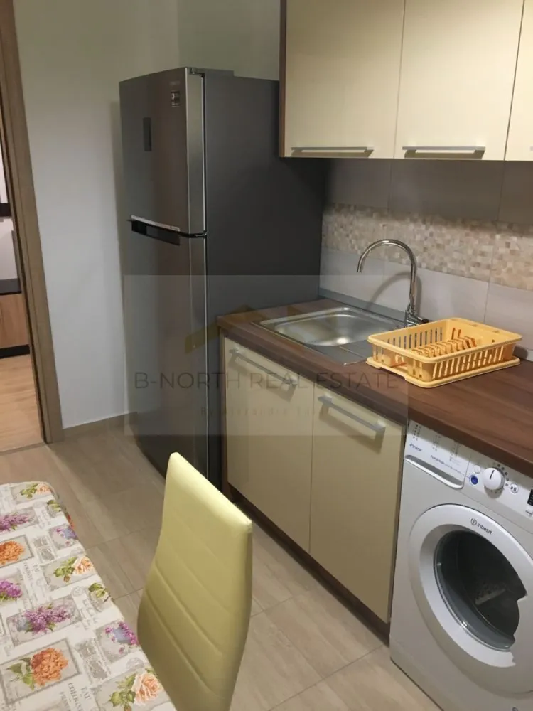 Apartament 2 camere de închiriat | Cartierul Solar | Parcare subterană inclusă - B-North Real Estate vă propune spre închiriere un apartament modern cu 2 camere, situat în ansamblul rezidențial Cartierul Solar, pe Bulevardul Metalurgiei nr. 132. Apartamentul se află la etajul 1 din 4, beneficiază de vedere către parc și este complet mobilat și utilat, fiind pregătit pentru mutare imediată.

Caracteristici principale:

Apartament cu 2 camere
Compartimentare decomandată
Suprafață utilă: 65 mp
Living generos de 20 mp
Bucătărie închisă
Etaj 1 din 4
Lift
Vedere către parc
Parcare subterană inclusă

Dotări și beneficii:

Mobilier modern, complet nou
Centrală termică proprie
Bucătărie complet mobilată și utilată
Spații generoase și compartimentare eficientă
Disponibil pentru mutare imediată
Facilități ale complexului
Complex rezidențial închis
Parc privat
Piscină
Restaurant
Salon de înfrumusețare
Magazine La Doi Pași și Carrefour Express

Avantaje locație:

Cartierul Solar – Bulevardul Metalurgiei nr. 132
Acces rapid către stația de metrou Dimitrie Leonida
În apropiere de Parcul Tudor Arghezi
La câteva minute de Metro Berceni, Jumbo și Auchan
Acces facil către principalele artere și mijloacele de transport

Preț și condiții:

Chirie: 500 euro/lună

Pentru informații suplimentare și programarea unei vizionări, contactați B-North Real Estate.