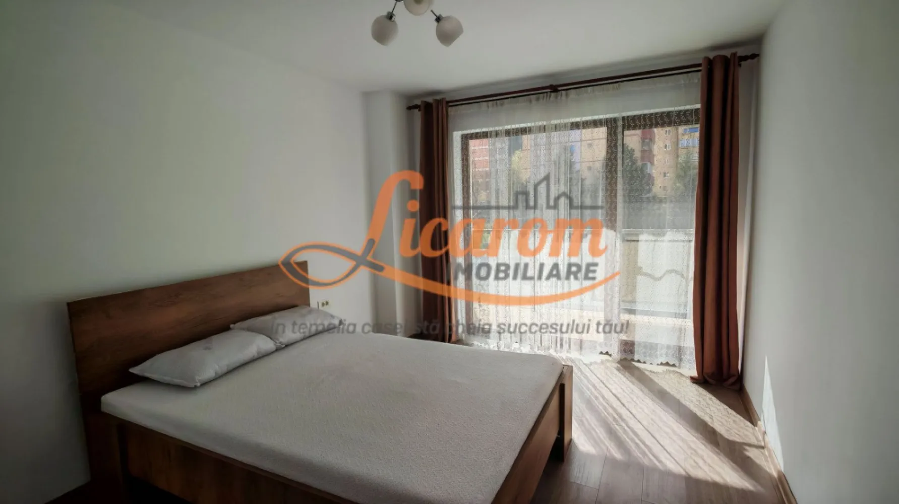 Apartament 2 camere,decomandat,bloc NOU,zona Judetean,mobilat,utilat - Licarom Imobiliare propune spre inchiriere un apartament in apropierea SPITALULUI JUDETEAN, langa Complexul COSMOPOLIT, confort 1, DECOMANDAT, la etajul 2 in bloc cu lift.
Apartamentul se afla intr-un BLOC NOU, este foarte spatios, cu bucatarie mare si camere mari, avand o suprafata de 60mp.
Se inchiriaza complet MOBILAT si UTILAT.
Apartamentul detine LOC DE PARCARE si BECI.
Pretul chiriei lunare este 465 euro.
Pentru mai multe informatii si vizionari,nu ezitati sa ne contactati la telefon 0723985424 Consultant imobiliar Liliana si 0741059397 Consultant imobiliar Calin.