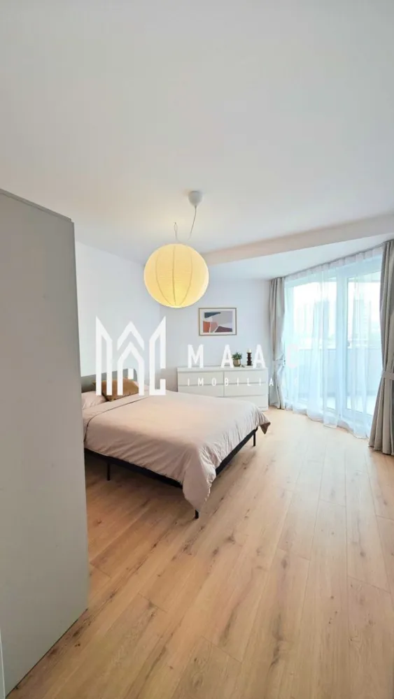 Apartament 3 camere decomandat | Șelimbăr | 74 mp, 2 băi - Apartament cu 3 camere decomandat în Șelimbăr, în complexul Evolution Apartments, cu 74 mp utili, 2 băi și 2 balcoane spațioase, disponibil la prima închiriere.

Detalii proprietate:
• Suprafață utilă: 74 mp
• Compartimentare: living cu bucătărie open-space, 2 dormitoare, 2 băi
• Etaj 2 din 6, într-un imobil finalizat în 2024
• Stadiu interior: ultrafinisat, confort lux
• 2 balcoane spațioase, de 12 mp și 9 mp
• Bucătărie complet mobilată și utilată, cu electrocasnice încorporate
• Încălzire în pardoseală și aer condiționat
• Interfon video inteligent și loc de parcare exterior inclus
• Orientare sud-est, cu lumină naturală plăcută pe parcursul zilei
• Nu se acceptă animale de companie

Zonă și acces:
Complexul oferă acces facil către Shopping City Sibiu, supermarketuri, restaurante, farmacii și principalele căi de acces către oraș. Poziționarea în Șelimbăr îl recomandă pentru un stil de locuire modern, cu acces rapid la punctele de interes din zonă.

Cod anunț CP3208643. Contactați-ne pentru o vizionare și pentru toate detaliile legate de această proprietate disponibilă acum la închiriere.

Conținut optimizat cu AI, aprobat de agent uman.