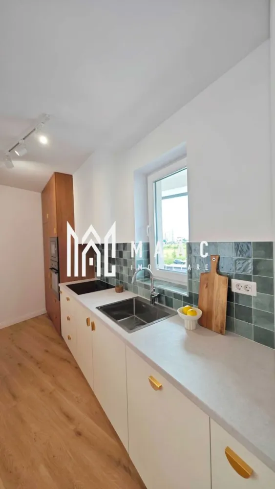 Apartament 3 camere decomandat | Șelimbăr | 74 mp, 2 băi - Apartament cu 3 camere decomandat în Șelimbăr, în complexul Evolution Apartments, cu 74 mp utili, 2 băi și 2 balcoane spațioase, disponibil la prima închiriere.

Detalii proprietate:
• Suprafață utilă: 74 mp
• Compartimentare: living cu bucătărie open-space, 2 dormitoare, 2 băi
• Etaj 2 din 6, într-un imobil finalizat în 2024
• Stadiu interior: ultrafinisat, confort lux
• 2 balcoane spațioase, de 12 mp și 9 mp
• Bucătărie complet mobilată și utilată, cu electrocasnice încorporate
• Încălzire în pardoseală și aer condiționat
• Interfon video inteligent și loc de parcare exterior inclus
• Orientare sud-est, cu lumină naturală plăcută pe parcursul zilei
• Nu se acceptă animale de companie

Zonă și acces:
Complexul oferă acces facil către Shopping City Sibiu, supermarketuri, restaurante, farmacii și principalele căi de acces către oraș. Poziționarea în Șelimbăr îl recomandă pentru un stil de locuire modern, cu acces rapid la punctele de interes din zonă.

Cod anunț CP3208643. Contactați-ne pentru o vizionare și pentru toate detaliile legate de această proprietate disponibilă acum la închiriere.

Conținut optimizat cu AI, aprobat de agent uman.