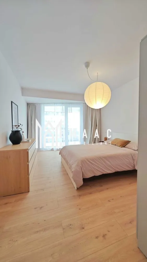 Apartament 3 camere decomandat | Șelimbăr | 74 mp, 2 băi - Apartament cu 3 camere decomandat în Șelimbăr, în complexul Evolution Apartments, cu 74 mp utili, 2 băi și 2 balcoane spațioase, disponibil la prima închiriere.

Detalii proprietate:
• Suprafață utilă: 74 mp
• Compartimentare: living cu bucătărie open-space, 2 dormitoare, 2 băi
• Etaj 2 din 6, într-un imobil finalizat în 2024
• Stadiu interior: ultrafinisat, confort lux
• 2 balcoane spațioase, de 12 mp și 9 mp
• Bucătărie complet mobilată și utilată, cu electrocasnice încorporate
• Încălzire în pardoseală și aer condiționat
• Interfon video inteligent și loc de parcare exterior inclus
• Orientare sud-est, cu lumină naturală plăcută pe parcursul zilei
• Nu se acceptă animale de companie

Zonă și acces:
Complexul oferă acces facil către Shopping City Sibiu, supermarketuri, restaurante, farmacii și principalele căi de acces către oraș. Poziționarea în Șelimbăr îl recomandă pentru un stil de locuire modern, cu acces rapid la punctele de interes din zonă.

Cod anunț CP3208643. Contactați-ne pentru o vizionare și pentru toate detaliile legate de această proprietate disponibilă acum la închiriere.

Conținut optimizat cu AI, aprobat de agent uman.