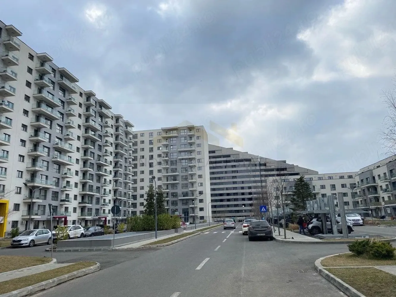 Apartament 2 camere de închiriat | Onix Park Pipera | Parcare subterană inclusă - B-North Real Estate vă propune spre închiriere un apartament modern cu 2 camere, situat în complexul rezidențial Onix Park Pipera, în zona Aviației, aproape de rondul OMV. Apartamentul este amplasat la etajul 6 din 11, are o suprafață utilă de 50,5 mp plus un balcon de 5,8 mp și este complet mobilat și utilat, fiind disponibil pentru mutare imediată.

Caracteristici principale:

Apartament cu 2 camere
Compartimentare decomandată
Suprafață utilă: 50,5 mp
Balcon: 5,8 mp
Etaj 6 din 11
Bucătărie închisă
Dressing
Baie + grup sanitar de serviciu
Loc de parcare subteran inclus

Dotări și beneficii:

Încălzire în pardoseală
Centrală termică proprie
Termostat Wi-Fi
Aer condiționat
Videointerfon
2 televizoare LG OLED
Draperii electrice cu control din aplicație
Canapea extensibilă
Mașină de spălat vase Whirlpool
Cuptor electric Whirlpool
Hotă
Frigider Samsung
Mașină de spălat rufe cu uscător
Blat de bucătărie din granit
Finisaje și feronerie premium
Facilitățile complexului
Complex rezidențial cu acces securizat
Barieră și pază permanentă
Acces rapid către zona de birouri Pipera și Aviației

Avantaje locație:

Onix Park Pipera – zona Aviației
Aproape de rondul OMV
Acces facil către Promenada Mall, Pipera Plaza și principalele centre de afaceri
Mijloace de transport și stația de metrou Pipera în apropiere

Preț și condiții:

Chirie: 700 euro/lună
Se achită o lună de chirie și echivalentul a două luni de garanție

Pentru informații suplimentare și programarea unei vizionări, contactați B-North Real Estate.