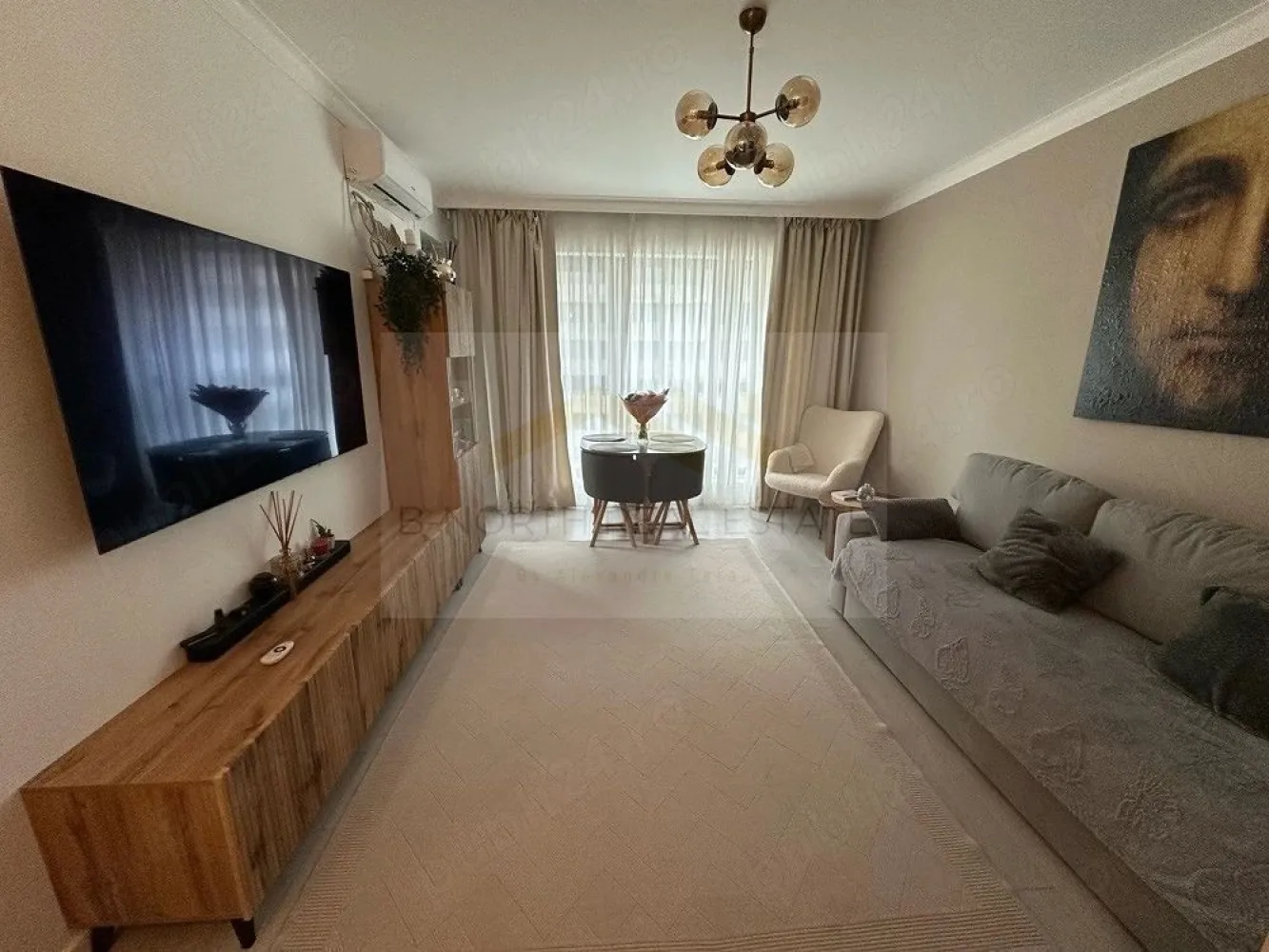 Apartament 2 camere de închiriat | Onix Park Pipera | Parcare subterană inclusă - B-North Real Estate vă propune spre închiriere un apartament modern cu 2 camere, situat în complexul rezidențial Onix Park Pipera, în zona Aviației, aproape de rondul OMV. Apartamentul este amplasat la etajul 6 din 11, are o suprafață utilă de 50,5 mp plus un balcon de 5,8 mp și este complet mobilat și utilat, fiind disponibil pentru mutare imediată.

Caracteristici principale:

Apartament cu 2 camere
Compartimentare decomandată
Suprafață utilă: 50,5 mp
Balcon: 5,8 mp
Etaj 6 din 11
Bucătărie închisă
Dressing
Baie + grup sanitar de serviciu
Loc de parcare subteran inclus

Dotări și beneficii:

Încălzire în pardoseală
Centrală termică proprie
Termostat Wi-Fi
Aer condiționat
Videointerfon
2 televizoare LG OLED
Draperii electrice cu control din aplicație
Canapea extensibilă
Mașină de spălat vase Whirlpool
Cuptor electric Whirlpool
Hotă
Frigider Samsung
Mașină de spălat rufe cu uscător
Blat de bucătărie din granit
Finisaje și feronerie premium
Facilitățile complexului
Complex rezidențial cu acces securizat
Barieră și pază permanentă
Acces rapid către zona de birouri Pipera și Aviației

Avantaje locație:

Onix Park Pipera – zona Aviației
Aproape de rondul OMV
Acces facil către Promenada Mall, Pipera Plaza și principalele centre de afaceri
Mijloace de transport și stația de metrou Pipera în apropiere

Preț și condiții:

Chirie: 700 euro/lună
Se achită o lună de chirie și echivalentul a două luni de garanție

Pentru informații suplimentare și programarea unei vizionări, contactați B-North Real Estate.