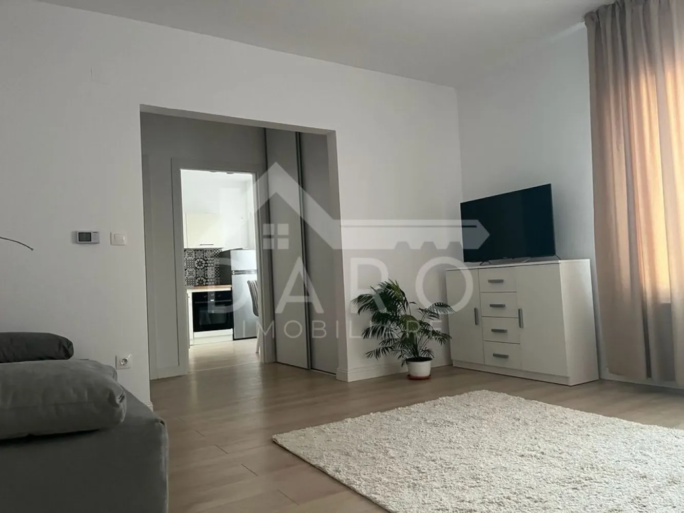 🏡 Apartament 1 cameră de închiriat – Vivat Residence - 🏡 Apartament 1 cameră de închiriat – Vivat Residence | Parcare subterană | 410 € Se oferă spre închiriere apartament modern cu 1 cameră, situat în Târgu Mureș, Piața Gării – complex Vivat Residence, la etajul 4 din 16, într-una dintre cele mai impunătoare clădiri rezidențiale din Târgu Mureș. Apartamentul este la prima închiriere, mobilat modern și complet utilat, fiind ideal pentru o persoană sau un cuplu care își dorește confort și acces rapid către punctele importante ale orașului. 📐 Compartimentare: ✔ cameră spațioasă ✔ bucătărie ✔ baie modernă ✔ balcon ✔ dressing generos ✨ Dotări și beneficii: ✔ mobilat modern ✔ complet utilat ✔ aer condiționat ✔ încălzire eficientă (centrală de bloc) ✔ pat 90x200 cm ✔ canapea extensibilă ✔ dressing generos pentru depozitare ✔ loc de parcare subteran 📍 Avantaje locație: ✔ acces facil către Gara Târgu Mureș ✔ magazin non-stop în apropiere ✔ restaurante și fast-food în zonă ✔ aproape de Kaufland, Lidl și Selgros ✔ acces rapid către principalele zone ale orașului 💰 Chirie: 410 € / lună 🔒 Garanție: 500 € 🔑 Disponibil imediat 📞 Detalii și vizionări: Coman Maria – DARO Imobiliare & Kiwi Finance 📱 0749 535 729 💳 Dacă dorești să cumperi o locuință, prin Kiwi Finance beneficiezi de: ✔ analiză gratuită pentru credit ✔ oferte de la peste 12 bănci ✔ negocierea dobânzii în favoarea ta ✔ suport complet până la aprobarea creditului 🏡 DARO Imobiliare – găsim locuința potrivită. 💳 Kiwi Finance – te ajutăm să devii proprietar. }}