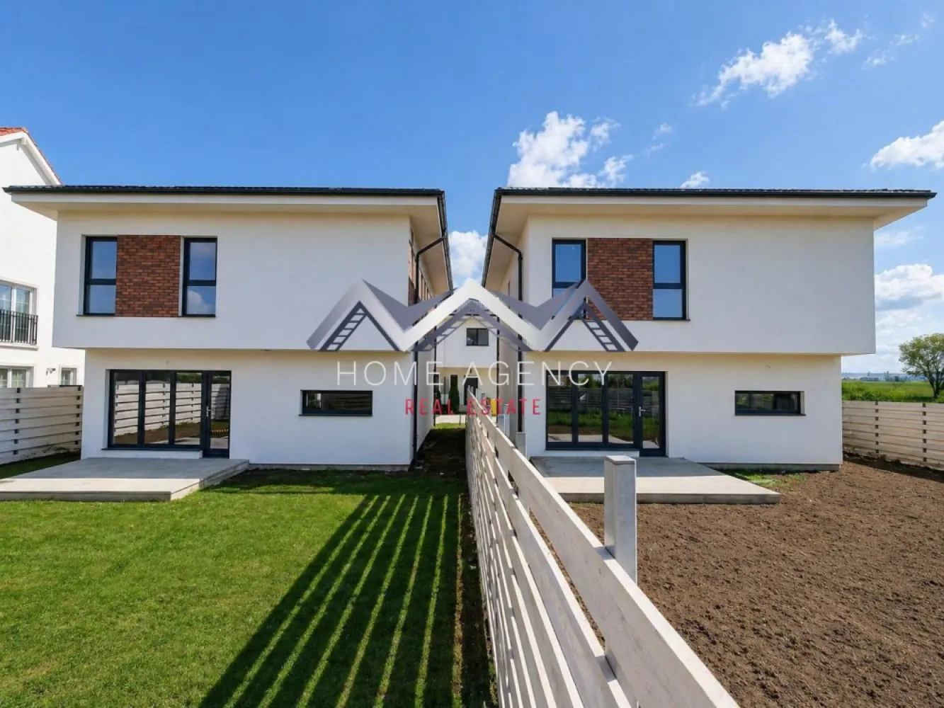 Casă Otopeni COMISION 0 - Vă propunem, spre vânzare, o locuință modernă, situată într-una dintre cele mai căutate zone din Otopeni. Proprietatea combină arhitectura contemporană cu o compartimentare eficientă, concepută pentru familii care apreciază calitatea, confortul și intimitatea.

Zona de zi include un living generos și luminos, cu spațiu ideal pentru socializare. Bucătăria open-space, cu posibilitate de închidere, beneficiază de acces direct spre terasă și grădină. Tot la parter se află o cameră versatilă, ce poate fi amenajată pentru un birou sau dormitor de oaspeți, precum și un grup sanitar.

Etajul este destinat odihnei. Dormitorul matrimonial, cu baie proprie și dressing, este însoțit de două dormitoare spațioase, deservite de o baie secundară modernă. De la acest nivel se face accesul spre pod, amenajat pentru depozitare, oferind soluții practice pentru organizarea locuinței.

Dotări și facilități:
- Finisaje premium
- Centrală proprie, încălzire prin pardoseală
- Racordare completă la utilitățile publice: apă, canalizare, gaz și electricitate
- Acces rapid spre școli, grădinițe, centre comerciale, magazine, restaurante, precum și conexiuni rapide spre București și Aeroportul Internațional Henri Coandă.

Această proprietate oferă un echilibru ideal între liniștea unei zone rezidențiale și accesul facil la principalele zone de interes urban.

Pentru mai multe detalii sau pentru programarea unei vizionări, vă rugăm să ne contactați la numărul de telefon din anunț.