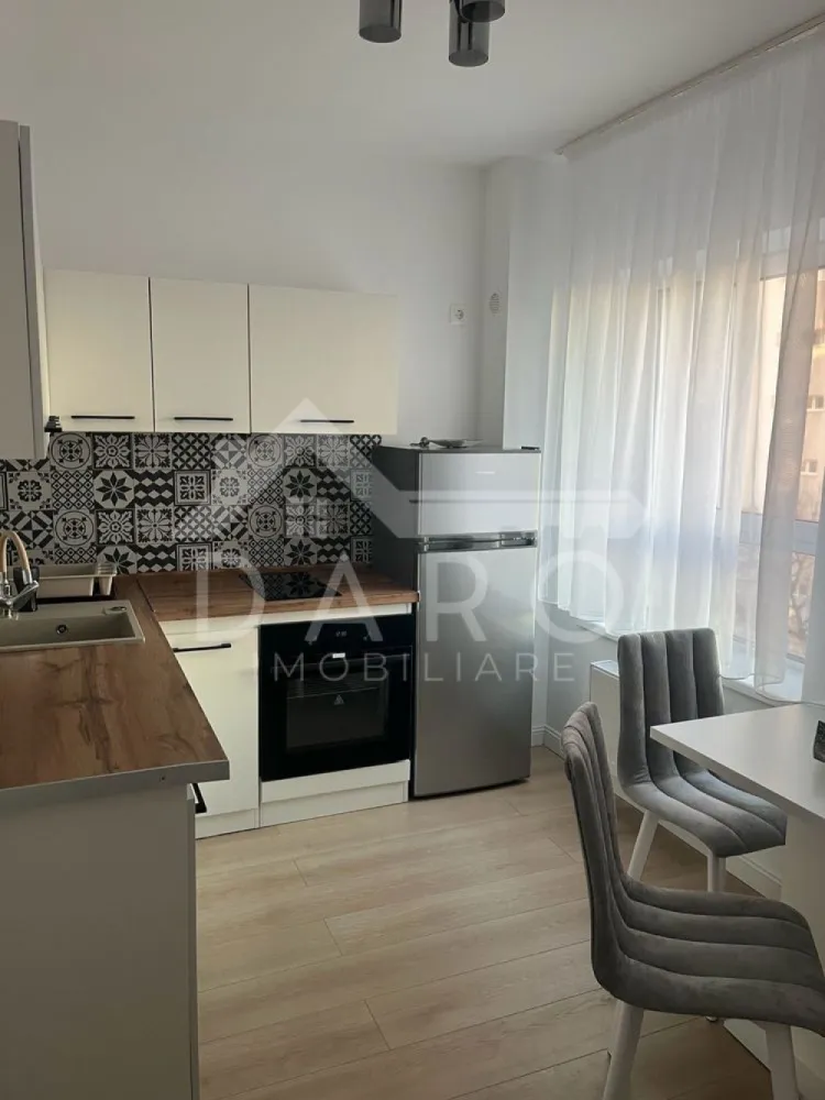 🏡 Apartament 1 cameră de închiriat – Vivat Residence - 🏡 Apartament 1 cameră de închiriat – Vivat Residence | Parcare subterană | 410 € Se oferă spre închiriere apartament modern cu 1 cameră, situat în Târgu Mureș, Piața Gării – complex Vivat Residence, la etajul 4 din 16, într-una dintre cele mai impunătoare clădiri rezidențiale din Târgu Mureș. Apartamentul este la prima închiriere, mobilat modern și complet utilat, fiind ideal pentru o persoană sau un cuplu care își dorește confort și acces rapid către punctele importante ale orașului. 📐 Compartimentare: ✔ cameră spațioasă ✔ bucătărie ✔ baie modernă ✔ balcon ✔ dressing generos ✨ Dotări și beneficii: ✔ mobilat modern ✔ complet utilat ✔ aer condiționat ✔ încălzire eficientă (centrală de bloc) ✔ pat 90x200 cm ✔ canapea extensibilă ✔ dressing generos pentru depozitare ✔ loc de parcare subteran 📍 Avantaje locație: ✔ acces facil către Gara Târgu Mureș ✔ magazin non-stop în apropiere ✔ restaurante și fast-food în zonă ✔ aproape de Kaufland, Lidl și Selgros ✔ acces rapid către principalele zone ale orașului 💰 Chirie: 410 € / lună 🔒 Garanție: 500 € 🔑 Disponibil imediat 📞 Detalii și vizionări: Coman Maria – DARO Imobiliare & Kiwi Finance 📱 0749 535 729 💳 Dacă dorești să cumperi o locuință, prin Kiwi Finance beneficiezi de: ✔ analiză gratuită pentru credit ✔ oferte de la peste 12 bănci ✔ negocierea dobânzii în favoarea ta ✔ suport complet până la aprobarea creditului 🏡 DARO Imobiliare – găsim locuința potrivită. 💳 Kiwi Finance – te ajutăm să devii proprietar. }}