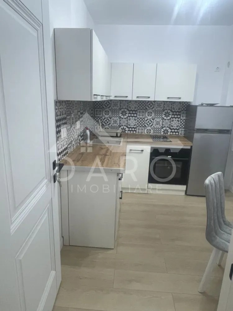 🏡 Apartament 1 cameră de închiriat – Vivat Residence - 🏡 Apartament 1 cameră de închiriat – Vivat Residence | Parcare subterană | 410 € Se oferă spre închiriere apartament modern cu 1 cameră, situat în Târgu Mureș, Piața Gării – complex Vivat Residence, la etajul 4 din 16, într-una dintre cele mai impunătoare clădiri rezidențiale din Târgu Mureș. Apartamentul este la prima închiriere, mobilat modern și complet utilat, fiind ideal pentru o persoană sau un cuplu care își dorește confort și acces rapid către punctele importante ale orașului. 📐 Compartimentare: ✔ cameră spațioasă ✔ bucătărie ✔ baie modernă ✔ balcon ✔ dressing generos ✨ Dotări și beneficii: ✔ mobilat modern ✔ complet utilat ✔ aer condiționat ✔ încălzire eficientă (centrală de bloc) ✔ pat 90x200 cm ✔ canapea extensibilă ✔ dressing generos pentru depozitare ✔ loc de parcare subteran 📍 Avantaje locație: ✔ acces facil către Gara Târgu Mureș ✔ magazin non-stop în apropiere ✔ restaurante și fast-food în zonă ✔ aproape de Kaufland, Lidl și Selgros ✔ acces rapid către principalele zone ale orașului 💰 Chirie: 410 € / lună 🔒 Garanție: 500 € 🔑 Disponibil imediat 📞 Detalii și vizionări: Coman Maria – DARO Imobiliare & Kiwi Finance 📱 0749 535 729 💳 Dacă dorești să cumperi o locuință, prin Kiwi Finance beneficiezi de: ✔ analiză gratuită pentru credit ✔ oferte de la peste 12 bănci ✔ negocierea dobânzii în favoarea ta ✔ suport complet până la aprobarea creditului 🏡 DARO Imobiliare – găsim locuința potrivită. 💳 Kiwi Finance – te ajutăm să devii proprietar. }}