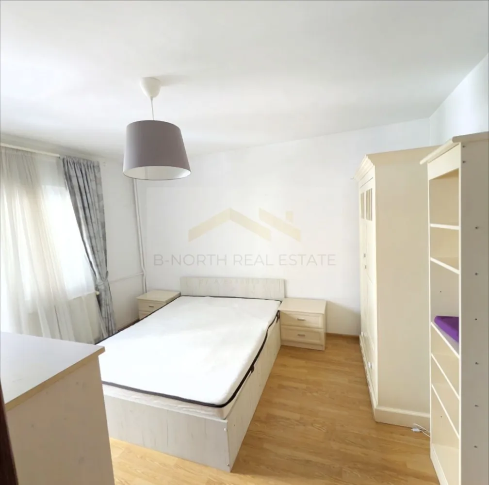 Apartament 3 camere de închiriat | Timpuri Noi – Mall Vitan | 2 băi | 2 balcoane - B-North Real Estate vă propune spre închiriere un apartament spațios cu 3 camere, situat la etajul 2 din 8 al unui bloc reabilitat termic, într-o zonă verde și liniștită, cu acces rapid către Timpuri Noi și Mall Vitan.
Apartamentul este complet mobilat și utilat, fiind ideal pentru o familie sau un cuplu care își dorește confort și acces facil către centrul orașului.

Caracteristici principale:

Apartament cu 3 camere
Etaj 2 din 8
Compartimentare practică și spațioasă
Complet mobilat și utilat
2 băi
2 balcoane (câte unul pentru fiecare dormitor)

Dotări și beneficii:

2 aparate de aer condiționat
Bloc reabilitat termic
Conectat la sistemul centralizat de încălzire (RADET), cu instalațiile din zonă modernizate
Zonă verde și liniștită
Disponibil pentru mutare imediată

Avantaje locație:

10 minute de mers pe jos până la stația de metrou Timpuri Noi
5 minute de mers pe jos până la București Mall Vitan
Loc de joacă la aproximativ 2 minute
Mega Image, Froo și Jerry's Pizza în imediata apropiere
Acces rapid către mijloace de transport, magazine și restaurante

Preț și condiții:

Chirie: 650 euro/lună

Pentru informații suplimentare și programarea unei vizionări, contactați B-North Real Estate.