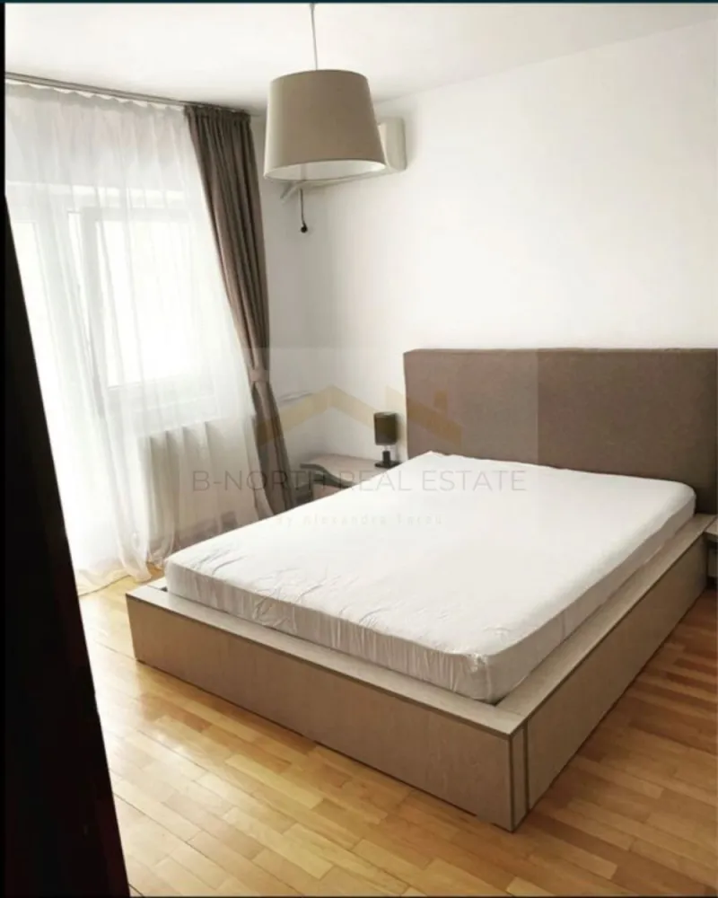 Apartament 3 camere de închiriat | Timpuri Noi – Mall Vitan | 2 băi | 2 balcoane - B-North Real Estate vă propune spre închiriere un apartament spațios cu 3 camere, situat la etajul 2 din 8 al unui bloc reabilitat termic, într-o zonă verde și liniștită, cu acces rapid către Timpuri Noi și Mall Vitan.
Apartamentul este complet mobilat și utilat, fiind ideal pentru o familie sau un cuplu care își dorește confort și acces facil către centrul orașului.

Caracteristici principale:

Apartament cu 3 camere
Etaj 2 din 8
Compartimentare practică și spațioasă
Complet mobilat și utilat
2 băi
2 balcoane (câte unul pentru fiecare dormitor)

Dotări și beneficii:

2 aparate de aer condiționat
Bloc reabilitat termic
Conectat la sistemul centralizat de încălzire (RADET), cu instalațiile din zonă modernizate
Zonă verde și liniștită
Disponibil pentru mutare imediată

Avantaje locație:

10 minute de mers pe jos până la stația de metrou Timpuri Noi
5 minute de mers pe jos până la București Mall Vitan
Loc de joacă la aproximativ 2 minute
Mega Image, Froo și Jerry's Pizza în imediata apropiere
Acces rapid către mijloace de transport, magazine și restaurante

Preț și condiții:

Chirie: 650 euro/lună

Pentru informații suplimentare și programarea unei vizionări, contactați B-North Real Estate.