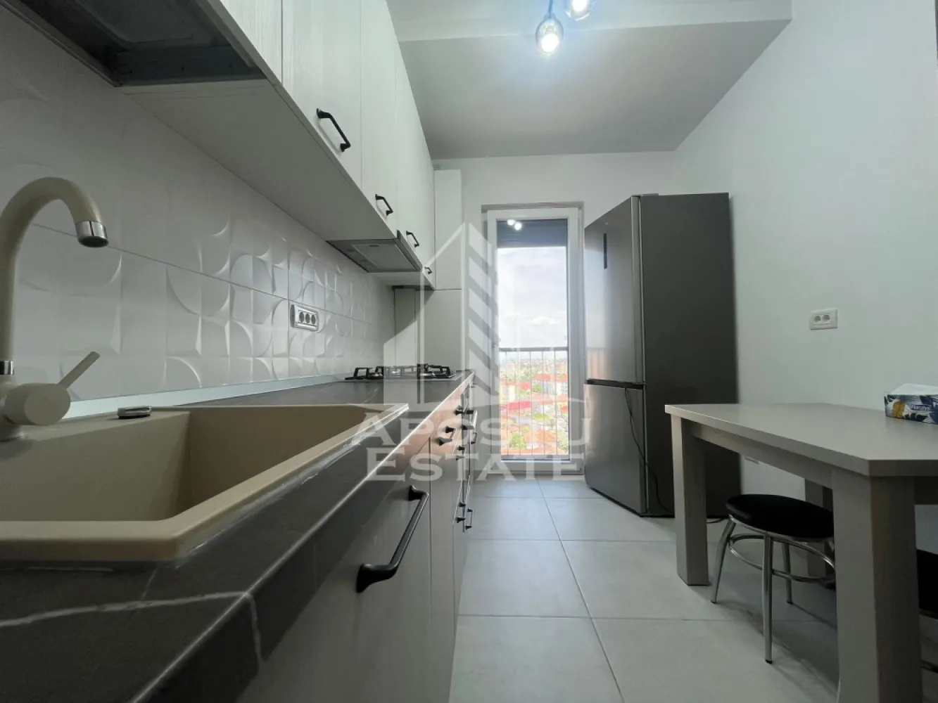 Apartament 2 camere+parcare, Adora Park - Apostu Estate va propune spre inchiriere apartament 2 Camere | Etaj 10 | Parcare Inclusă
Se oferă spre închiriere apartament premium cu 2 camere, situat la etajul 10 într-un imobil modern din cadrul complexului rezidențial Adora Park, una dintre cele mai apreciate dezvoltări rezidențiale din Arad

Apartamentul beneficiază de o compartimentare eficientă, spații bine proporționate și lumină naturală, precum și de un balcon .

Dotări și specificații
 • Încălzire în pardoseală cu reglaj pe două zone
 • Aer condiționat
 • Smart TV
 • Mașină de spălat rufe
 • Mașină de spălat vase
 • Sistem de alarmă
 • Senzori de gaz
 • Senzori de inundație
 • Două lifturi moderne în imobil
 • Acces securizat etc.

Locul de parcare este inclus în preț și este poziționat în fața blocului.

Apartamentul este complet mobilat și utilat, amenajat modern, cu finisaje și echipamente de calitate superioară, potrivit pentru chiriași care caută confort, siguranță și standarde ridicate de locuire.
Pentru mai multe detalii si vizionari, va rugam sa ne contactati.
CP3208607