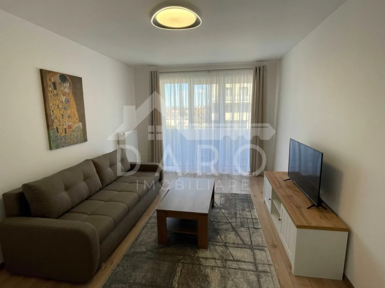🏡 Apartament 2 camere de vânzare – Maurer Residence - 🏡 Apartament 2 camere de vânzare – Maurer Residence | Parcare + Boxă | 59 mp Se oferă spre vânzare apartament modern cu 2 camere, situat în complexul rezidențial Maurer Residence – Târgu Mureș, ideal pentru cei care își doresc confort premium și mutare imediată fără investiții suplimentare. 📅 Disponibil la sfârșitul lunii aprilie. 📐 Suprafață și compartimentare: ✔ suprafață utilă: 59,2 mp ✔ balcon: 4,3 mp – ideal pentru relaxare ✔ boxă proprie: 2,4 mp (spațiu suplimentar de depozitare) ✔ loc de parcare exterior inclus în preț 📍 Compartimentare: ✔ living spațios ✔ dormitor ✔ bucătărie ✔ baie ✔ hol generos (se poate amenaja birou) ✔ balcon ✨ Dotări și finisaje (se vinde exact ca în poze): ✔ bucătărie cu mobilier la comandă ✔ electrocasnice moderne: frigider, cuptor, plită, hotă ✔ baie spațioasă cu finisaje de calitate ✔ mașină de spălat rufe ✔ mobilier modern în living și dormitor ✔ pat matrimonial ✔ canapea extensibilă ✔ spații generoase de depozitare ✔ centrală termică proprie ✔ izolație termică foarte bună (costuri reduse la întreținere) 🌿 Avantajele zonei: ✔ ansamblu rezidențial modern și monitorizat ✔ spații verzi și locuri de joacă ✔ comunitate tânără și liniștită ✔ aproape de supermarketuri ✔ acces facil la transportul în comun 🤝 Proprietate promovată prin DARO Imobiliare 📞 Detalii și vizionări: Coman Maria – DARO Imobiliare & Kiwi Finance 📱 0749 535 729 💳 Ai nevoie de finanțare pentru achiziție? Prin Kiwi Finance beneficiezi de: ✔ analiză GRATUITĂ a eligibilității ✔ oferte de la peste 12 bănci ✔ negocierea dobânzii în favoarea ta ✔ suport complet până la obținerea creditului 🏡 DARO Imobiliare – găsim locuința potrivită. 💳 Kiwi Finance – te ajutăm să devii proprietar. }}