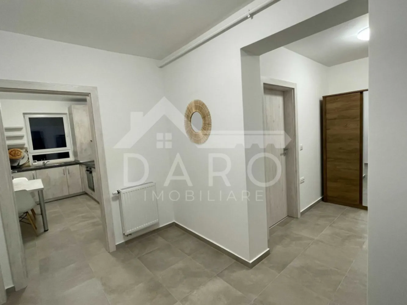 🏡 Apartament 2 camere de vânzare – Maurer Residence - 🏡 Apartament 2 camere de vânzare – Maurer Residence | Parcare + Boxă | 59 mp Se oferă spre vânzare apartament modern cu 2 camere, situat în complexul rezidențial Maurer Residence – Târgu Mureș, ideal pentru cei care își doresc confort premium și mutare imediată fără investiții suplimentare. 📅 Disponibil la sfârșitul lunii aprilie. 📐 Suprafață și compartimentare: ✔ suprafață utilă: 59,2 mp ✔ balcon: 4,3 mp – ideal pentru relaxare ✔ boxă proprie: 2,4 mp (spațiu suplimentar de depozitare) ✔ loc de parcare exterior inclus în preț 📍 Compartimentare: ✔ living spațios ✔ dormitor ✔ bucătărie ✔ baie ✔ hol generos (se poate amenaja birou) ✔ balcon ✨ Dotări și finisaje (se vinde exact ca în poze): ✔ bucătărie cu mobilier la comandă ✔ electrocasnice moderne: frigider, cuptor, plită, hotă ✔ baie spațioasă cu finisaje de calitate ✔ mașină de spălat rufe ✔ mobilier modern în living și dormitor ✔ pat matrimonial ✔ canapea extensibilă ✔ spații generoase de depozitare ✔ centrală termică proprie ✔ izolație termică foarte bună (costuri reduse la întreținere) 🌿 Avantajele zonei: ✔ ansamblu rezidențial modern și monitorizat ✔ spații verzi și locuri de joacă ✔ comunitate tânără și liniștită ✔ aproape de supermarketuri ✔ acces facil la transportul în comun 🤝 Proprietate promovată prin DARO Imobiliare 📞 Detalii și vizionări: Coman Maria – DARO Imobiliare & Kiwi Finance 📱 0749 535 729 💳 Ai nevoie de finanțare pentru achiziție? Prin Kiwi Finance beneficiezi de: ✔ analiză GRATUITĂ a eligibilității ✔ oferte de la peste 12 bănci ✔ negocierea dobânzii în favoarea ta ✔ suport complet până la obținerea creditului 🏡 DARO Imobiliare – găsim locuința potrivită. 💳 Kiwi Finance – te ajutăm să devii proprietar. }}