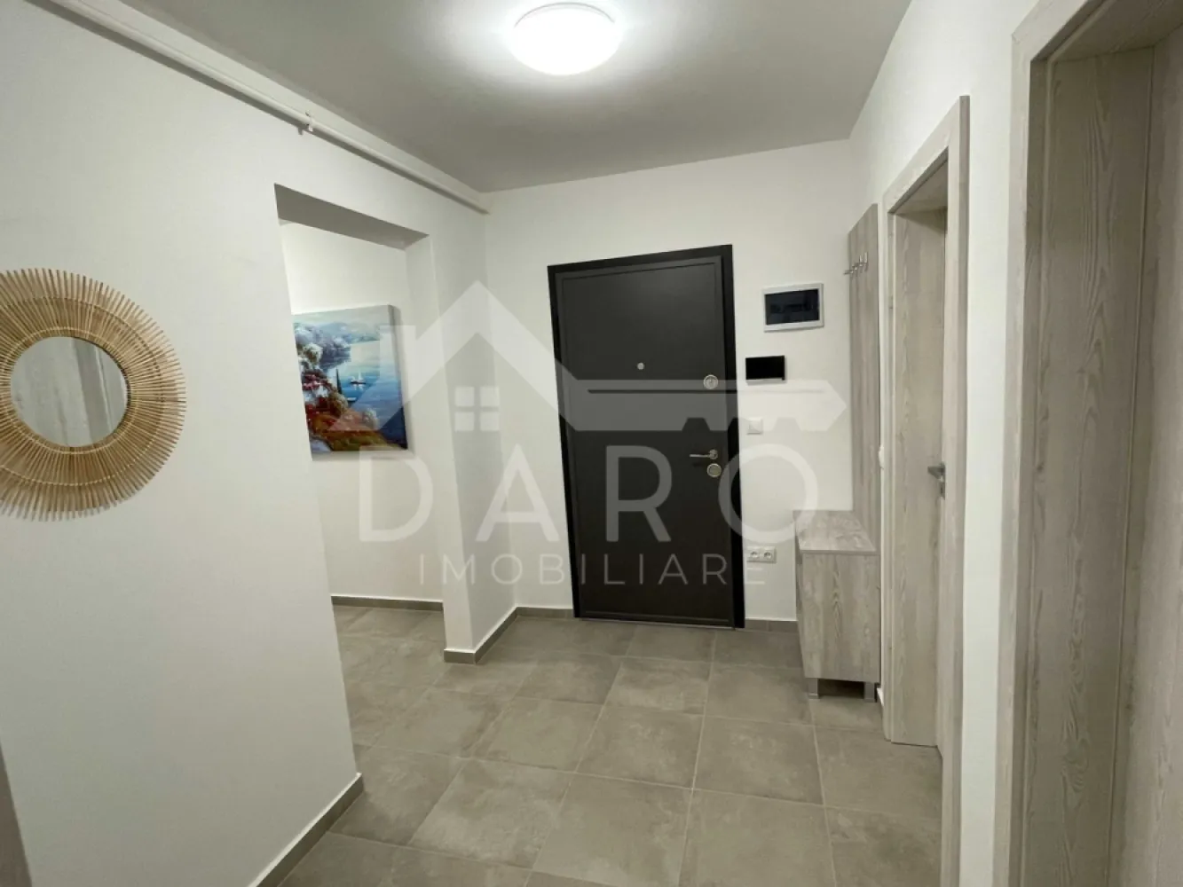 🏡 Apartament 2 camere de vânzare – Maurer Residence - 🏡 Apartament 2 camere de vânzare – Maurer Residence | Parcare + Boxă | 59 mp Se oferă spre vânzare apartament modern cu 2 camere, situat în complexul rezidențial Maurer Residence – Târgu Mureș, ideal pentru cei care își doresc confort premium și mutare imediată fără investiții suplimentare. 📅 Disponibil la sfârșitul lunii aprilie. 📐 Suprafață și compartimentare: ✔ suprafață utilă: 59,2 mp ✔ balcon: 4,3 mp – ideal pentru relaxare ✔ boxă proprie: 2,4 mp (spațiu suplimentar de depozitare) ✔ loc de parcare exterior inclus în preț 📍 Compartimentare: ✔ living spațios ✔ dormitor ✔ bucătărie ✔ baie ✔ hol generos (se poate amenaja birou) ✔ balcon ✨ Dotări și finisaje (se vinde exact ca în poze): ✔ bucătărie cu mobilier la comandă ✔ electrocasnice moderne: frigider, cuptor, plită, hotă ✔ baie spațioasă cu finisaje de calitate ✔ mașină de spălat rufe ✔ mobilier modern în living și dormitor ✔ pat matrimonial ✔ canapea extensibilă ✔ spații generoase de depozitare ✔ centrală termică proprie ✔ izolație termică foarte bună (costuri reduse la întreținere) 🌿 Avantajele zonei: ✔ ansamblu rezidențial modern și monitorizat ✔ spații verzi și locuri de joacă ✔ comunitate tânără și liniștită ✔ aproape de supermarketuri ✔ acces facil la transportul în comun 🤝 Proprietate promovată prin DARO Imobiliare 📞 Detalii și vizionări: Coman Maria – DARO Imobiliare & Kiwi Finance 📱 0749 535 729 💳 Ai nevoie de finanțare pentru achiziție? Prin Kiwi Finance beneficiezi de: ✔ analiză GRATUITĂ a eligibilității ✔ oferte de la peste 12 bănci ✔ negocierea dobânzii în favoarea ta ✔ suport complet până la obținerea creditului 🏡 DARO Imobiliare – găsim locuința potrivită. 💳 Kiwi Finance – te ajutăm să devii proprietar. }}