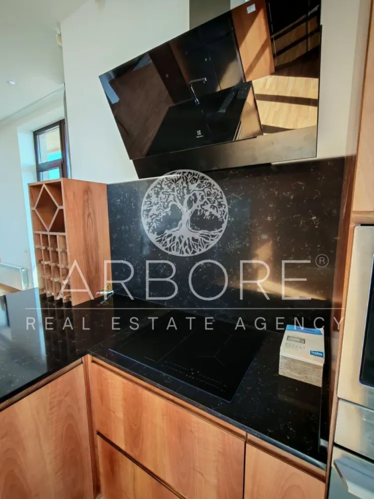 Penthouse 5 camere 250 mp lângă Ambasada SUA , zona Băneasa București - Arbore Real Estate vă oferă spre închiriere un penthouse spectaculos cu 5 camere și 250 mp, situat în una dintre cele mai exclusiviste zone rezidențiale din nordul Bucureștiului – Aleea Privighetorilor, Iancu Nicolae, Pipera, la câteva minute de Ambasada SUA și Pădurea Băneasa. 📍Penthouse-ul se află la etajul 7/7 al ansamblului rezidențial Privighetorilor 86P, una dintre cele mai apreciate dezvoltări din Baneasa. ✨ Detalii și compartimentare: Suprafață utilă: 250 mp Terasa: 300 Living generos, open space cu zonă de dining și bucătărie complet utilată și mobilată 3 dormitoare, fiecare cu baie proprie Dormitor matrimonial cu dressing separat 1 debara cu intrare separată Spații multiple de depozitare în holuri Terasă panoramică – ideală pentru relaxare, plajă urbană sau socializare 2 locuri parcare la subteran inclus in pret 🏢 Avantaje locație: Situat lângă Pădurea Băneasa – aer curat și liniște Acces rapid la: • Ambasada SUA • Băneasa Shopping City, IKEA, Jolie Ville • Grădina Zoologică Băneasa • Școli internaționale de top: American School, British School, Liceul Francez „Anna de Noailles”, Avenor College, Little London, etc. 🛡️ Alte beneficii: Ansamblu rezidențial securizat Priveliști largi și lumină naturală pe tot parcursul zilei Acces facil către DN1, aeroporturi și zona de birouri Pipera Cerinte: Contract minim 12 luni Comision agentie 50% Pret 3000 euro + tva 📞 Disponibil imediat pentru închiriere – ideal pentru expați, diplomați sau familii care caută confort de top și intimitate. Cu deosebită considerație, Arbore Real Estate }}