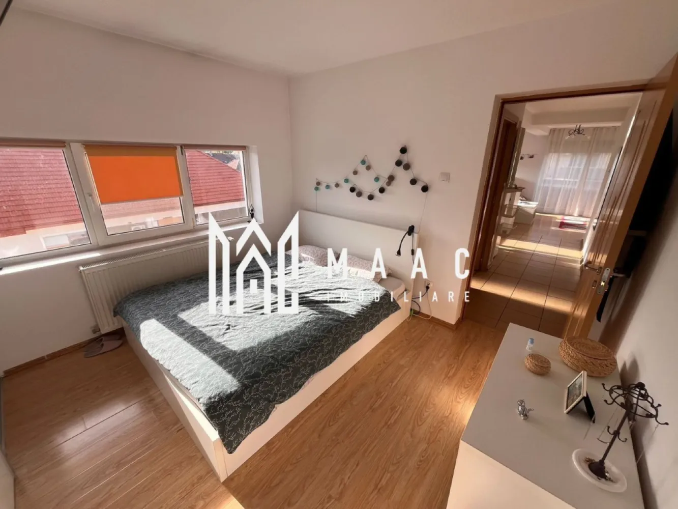 Apartament 2 camere I Decomandat I Zona 3 Stejari - Maac Imobiliare ofera spre vanzare un apartament cu 2 doua camere ,mobilat si utilat, spațios, luminos, cu orientare sud-vestica. Suprafață utilă: 43 mp, decomandat 2 camere confort 1, ⁠⁠balcon de aprox. 4 mp,⁠ ⁠an construcție a blocului: după 2000, structura beton. Construita dupa 2000, pe structura de beton, locuinta este compartimentata astfel: living open-space cu bucătărie, ⁠⁠dormitor, baie cu geam si balcon. Incalzirea se face prin centrală proprie pe gaz si calorifere. Apartamentul este finisat modern, are ⁠⁠jaluzele la toate geamurile, plase antițânțari, sistem de aer conditionat, etc. Zona excelenta, în apropiere: Promenada Mall, Centrul Istoric. Pentru mai multe detalii vă rugăm sa ne contactați, specificand ID: CP2773346 }}