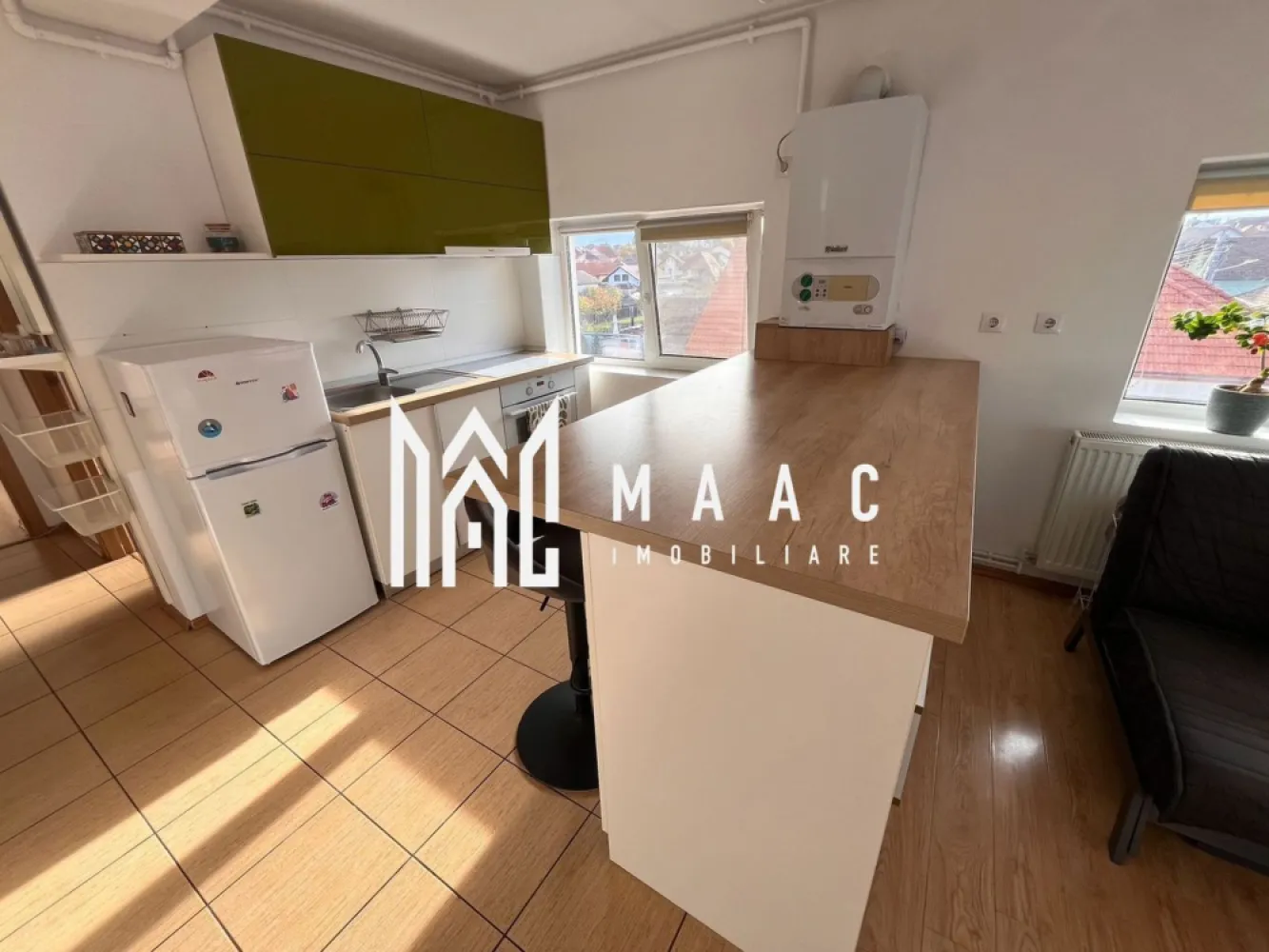 Apartament 2 camere I Decomandat I Zona 3 Stejari - Maac Imobiliare ofera spre vanzare un apartament cu 2 doua camere ,mobilat si utilat, spațios, luminos, cu orientare sud-vestica. Suprafață utilă: 43 mp, decomandat 2 camere confort 1, ⁠⁠balcon de aprox. 4 mp,⁠ ⁠an construcție a blocului: după 2000, structura beton. Construita dupa 2000, pe structura de beton, locuinta este compartimentata astfel: living open-space cu bucătărie, ⁠⁠dormitor, baie cu geam si balcon. Incalzirea se face prin centrală proprie pe gaz si calorifere. Apartamentul este finisat modern, are ⁠⁠jaluzele la toate geamurile, plase antițânțari, sistem de aer conditionat, etc. Zona excelenta, în apropiere: Promenada Mall, Centrul Istoric. Pentru mai multe detalii vă rugăm sa ne contactați, specificand ID: CP2773346 }}