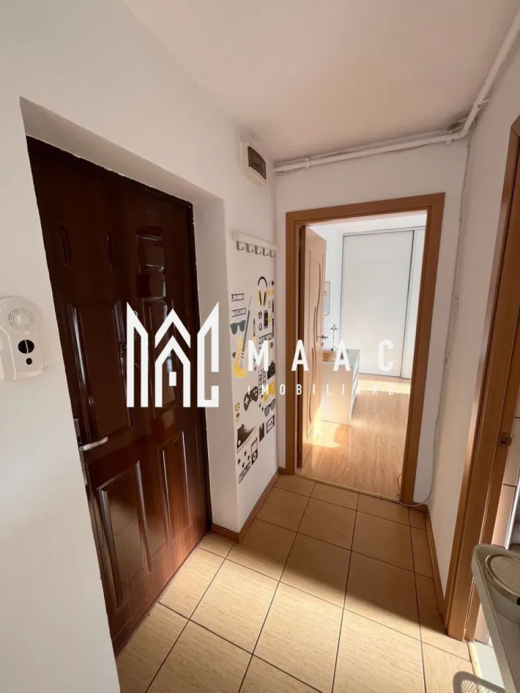 Apartament 2 camere I Decomandat I Zona 3 Stejari - Maac Imobiliare ofera spre vanzare un apartament cu 2 doua camere ,mobilat si utilat, spațios, luminos, cu orientare sud-vestica. Suprafață utilă: 43 mp, decomandat 2 camere confort 1, ⁠⁠balcon de aprox. 4 mp,⁠ ⁠an construcție a blocului: după 2000, structura beton. Construita dupa 2000, pe structura de beton, locuinta este compartimentata astfel: living open-space cu bucătărie, ⁠⁠dormitor, baie cu geam si balcon. Incalzirea se face prin centrală proprie pe gaz si calorifere. Apartamentul este finisat modern, are ⁠⁠jaluzele la toate geamurile, plase antițânțari, sistem de aer conditionat, etc. Zona excelenta, în apropiere: Promenada Mall, Centrul Istoric. Pentru mai multe detalii vă rugăm sa ne contactați, specificand ID: CP2773346 }}