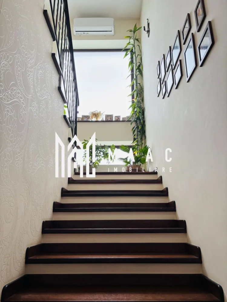 Exceptional - Oază de liniște în Sânpetru, Brașov - MAAC Imobiliare vinde proprietate situată într-o zonă rezidențială liniștită, ideală pentru o familie sau ca investiție pe termen lung. Imobilul oferă un echilibru perfect între confortul modern și proximitatea față de natură. Detalii proprietate - Teren: 1000 mp (dimensiuni ~66m x 15m). - Construcție: 2010. - Suprafață: Amprentă 123 mp | Utili 195 mp + 56 mp terase. - Acces: Dublu (stradă asfaltată/iluminată în față și stradă în curs de amenajare în spate). Compartimentare Nivel Funcționalități - Parter (~94mp) Living (28mp), Bucătărie (17mp), Birou (16mp), Baie, Cămară, Beci (8mp), Terasă + Bucătărie vară (30mp) - Etaj (~93mp) 4 Dormitoare (sau 3 dormitoare + living), Dressing, 2 Băi, Hol open-space, Balcon (13mp) Dotări și Utilități - Energie: CT pe gaz (model 2024, în garanție) + Panouri solare presurizate pentru ACM (boiler cu dublă serpentină). - Utilități: Toate racordate (apă, canalizare, gaz, curent). - Exterior: Grădină matură cu arbori, arbuști și pomi fructiferi, loc de joacă, grătar zidit, anexă depozitare, puț pentru irigații. Avantaje locație - Proximitate: 3 minute (pe jos) până la Grădinița și Școala Sânpetru prin ieșirea din spate. - Acces: ~3.2 km până în Brașov. Vecinătate: Zonă rezidențială centrală, liniștită, cu vecini prietenoși. Stare: Se vinde parțial mobilată/utilată. Pentru mai multe detalii precizati telefonic ca ati vazut anuntul cu ID CP2960881 }}