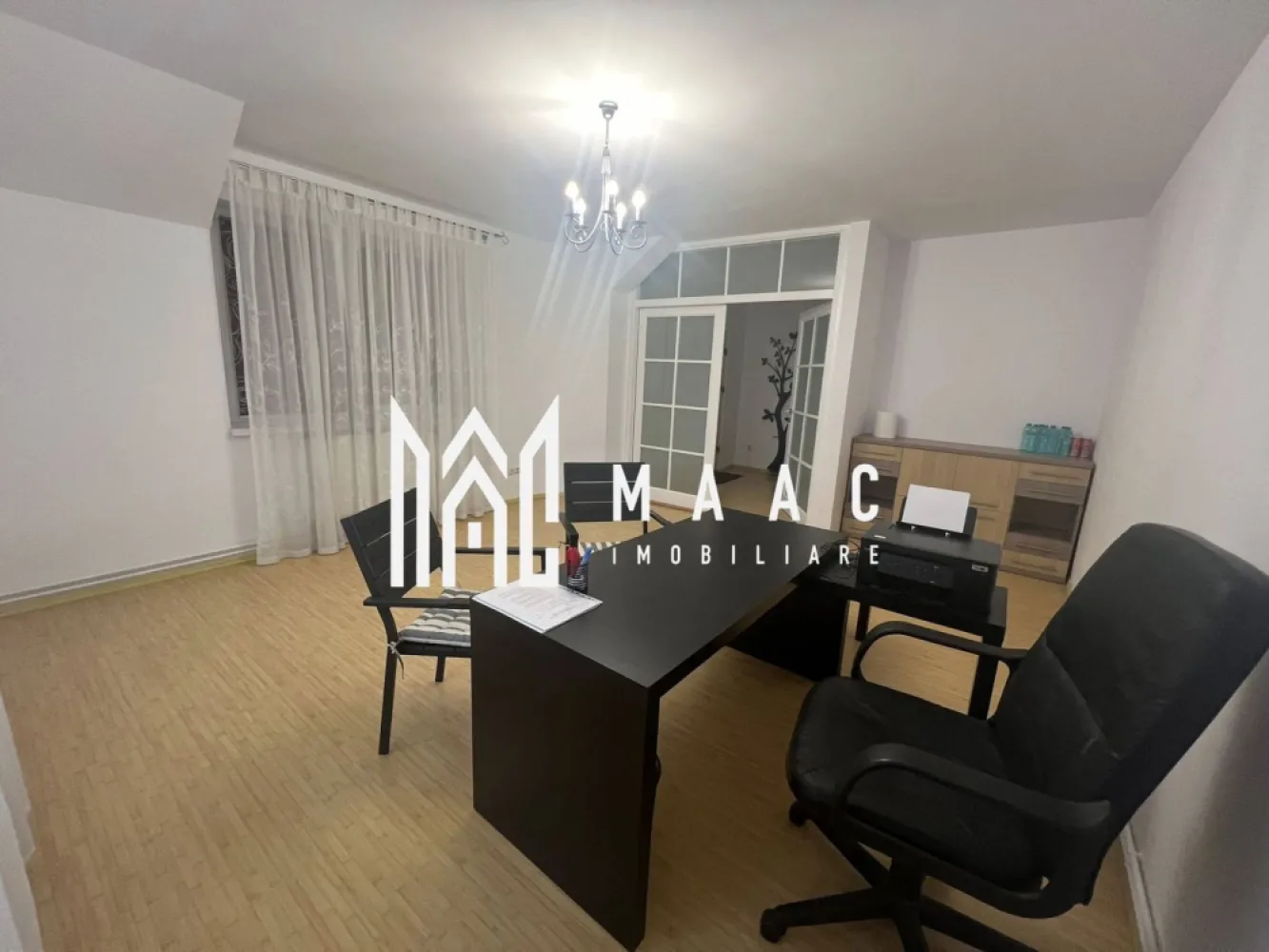 Spațiu de închiriat I Zona Ștrand, Sibiu I ideal pentru birouri - MAAC Imobiliare va propune spre inchiriere un spațiu situat în zona Ștrand din Sibiu, potrivit pentru birouri, cabinet, activități administrative sau alte tipuri de activități profesionale. Spațiul este amplasat într-o zonă accesibilă, fiind ideal pentru desfășurarea unei activități într-un cartier bine dezvoltat al orașului. Caracteristici: Potrivit pentru birouri sau alte activități Grup sanitar propriu Zonă Ștrand – Sibiu Acces facil și zonă cu trafic Spațiul poate fi adaptat în funcție de nevoile chiriașului și este ideal pentru cabinet, sediu firmă, birou contabilitate, IT sau alte servicii. Condiții de închiriere: Se percepe o garanție în cuantumul unei chirii lunare. Pentru mai multe detalii și programarea unei vizionări, vă invităm să contactați Maac Imobiliare, specificând ID: CP2961799. }}