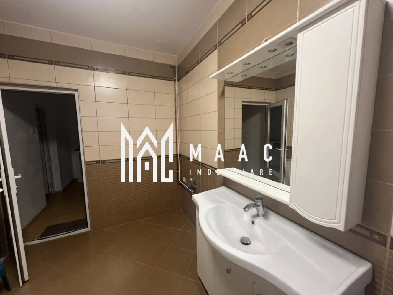 Spațiu de închiriat I Zona Ștrand, Sibiu I ideal pentru birouri - MAAC Imobiliare va propune spre inchiriere un spațiu situat în zona Ștrand din Sibiu, potrivit pentru birouri, cabinet, activități administrative sau alte tipuri de activități profesionale. Spațiul este amplasat într-o zonă accesibilă, fiind ideal pentru desfășurarea unei activități într-un cartier bine dezvoltat al orașului. Caracteristici: Potrivit pentru birouri sau alte activități Grup sanitar propriu Zonă Ștrand – Sibiu Acces facil și zonă cu trafic Spațiul poate fi adaptat în funcție de nevoile chiriașului și este ideal pentru cabinet, sediu firmă, birou contabilitate, IT sau alte servicii. Condiții de închiriere: Se percepe o garanție în cuantumul unei chirii lunare. Pentru mai multe detalii și programarea unei vizionări, vă invităm să contactați Maac Imobiliare, specificând ID: CP2961799. }}