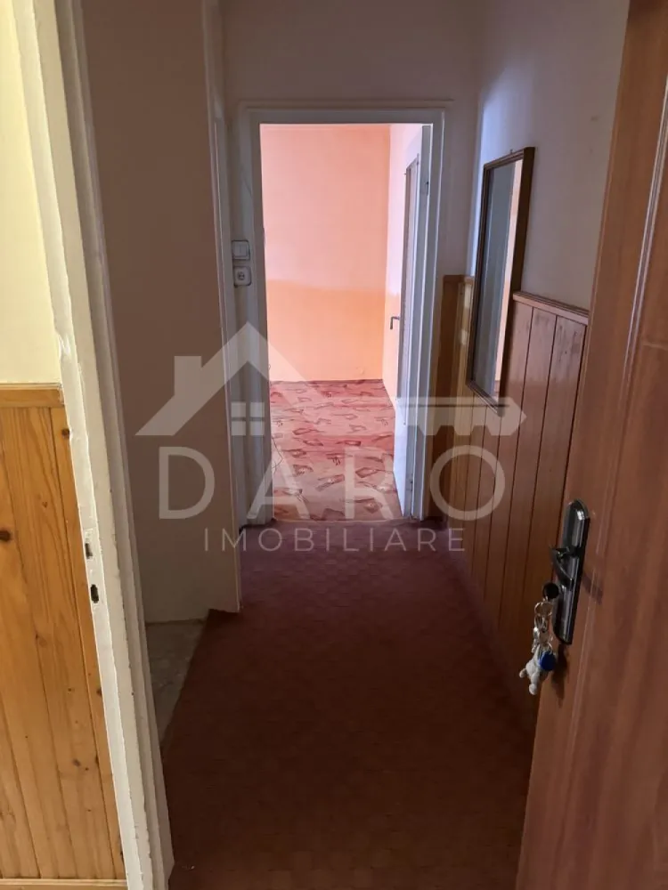 🏡 Apartament 2 camere de vânzare – Etaj 4 - 🏡 Apartament 2 camere de vânzare – Etaj 4 | Zonă excelentă | Aproape de parcuri și centre culturale Se oferă spre vânzare apartament cu 2 camere, situat la etajul 4 al unui bloc construit în anul 1990. Locuința are compartimentare nedecomandată și dispune de camere spațioase și luminoase, oferind un spațiu ideal pentru amenajarea unui cămin confortabil. 📍 Compartimentare: ✔ living ✔ dormitor ✔ bucătărie ✔ baie ✔ hol ✨ Caracteristici: ✔ camere spațioase și luminoase ✔ apartament bine compartimentat ✔ ideal pentru locuință sau investiție ✔ posibilitate de personalizare după propriul gust 📍 Avantaje locație: ✔ aproape de parcuri și zone verzi ✔ în apropiere de muzee și teatre ✔ supermarketuri și magazine în zonă ✔ cafenele și restaurante la câțiva pași ✔ acces facil la transportul public Zona oferă un echilibru perfect între liniște și acces rapid către punctele importante ale orașului. 📞 Pentru detalii și programarea unei vizionări: Coman Maria – DARO Imobiliare & Kiwi Finance 📱 0749 535 729 💳 Ai nevoie de finanțare pentru achiziție? Prin Kiwi Finance beneficiezi de: ✔ analiză gratuită pentru credit ✔ oferte de la peste 12 bănci ✔ negocierea dobânzii ✔ suport complet până la aprobarea creditului 🏡 DARO Imobiliare – găsim locuința potrivită. 💳 Kiwi Finance – te ajutăm să devii proprietar. }}